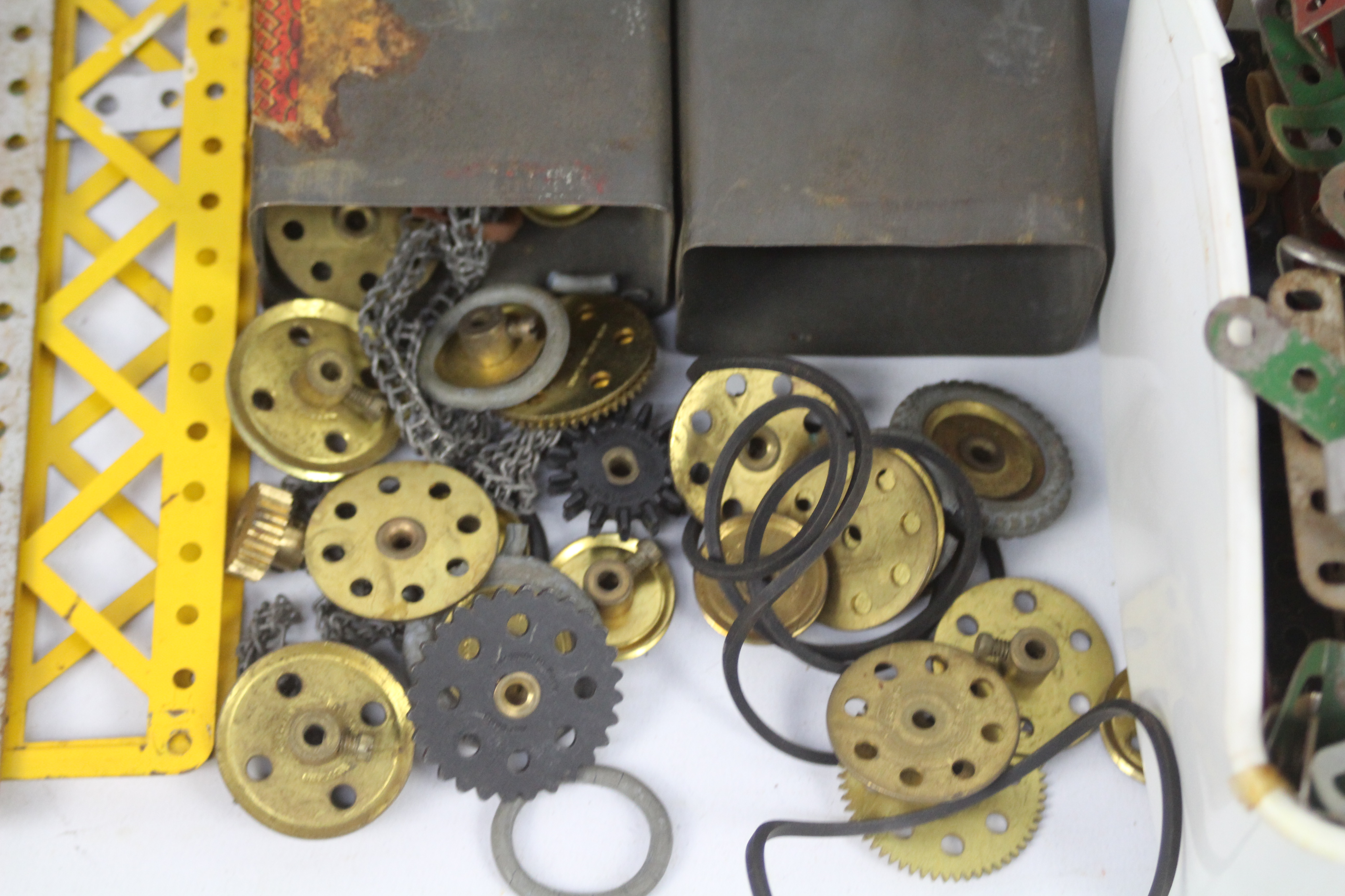 Meccano. A set of vintage Meccano, loose and in various tins. - Image 3 of 5