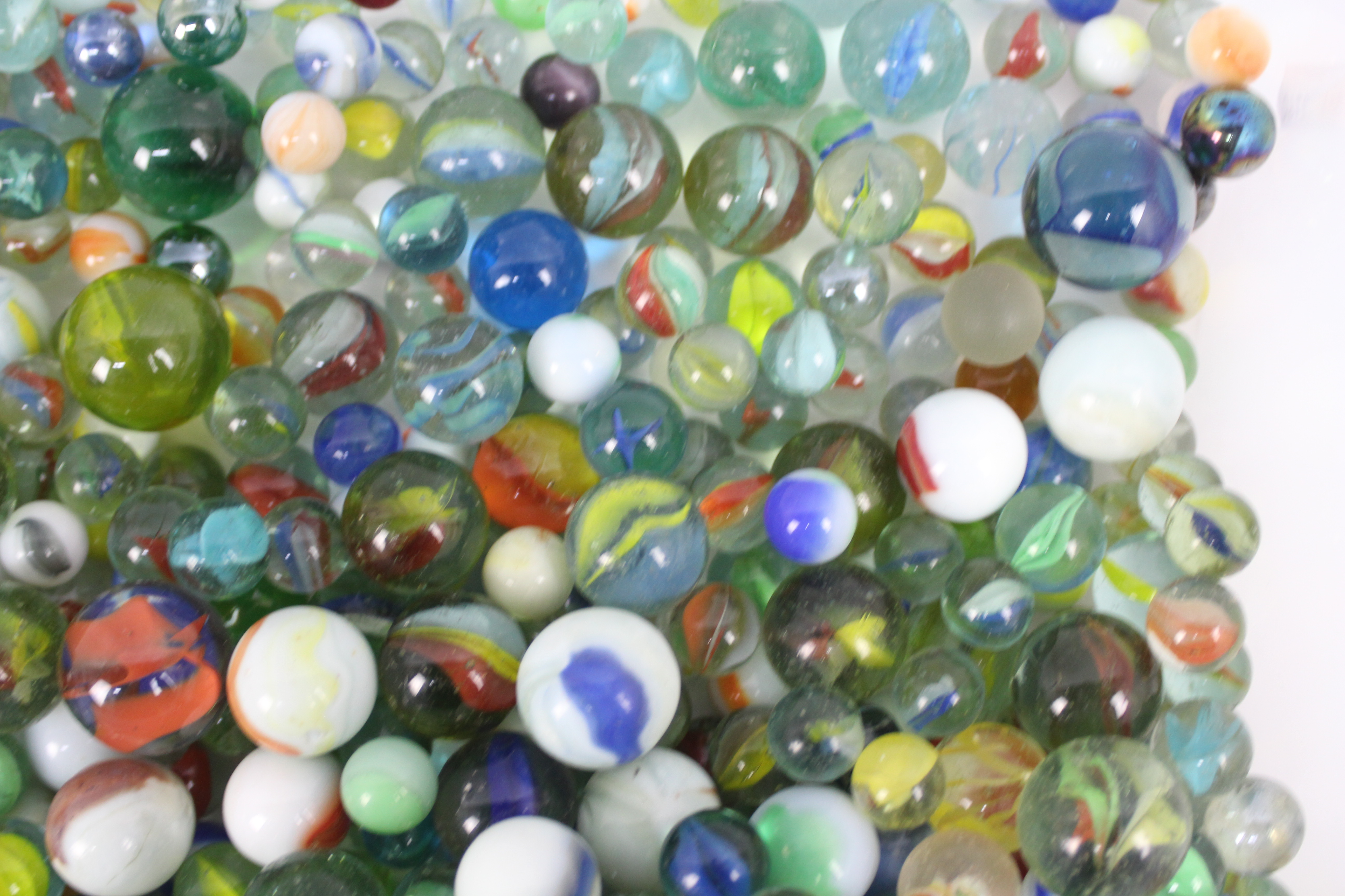 Marbles - A collection of approximately 520 marbles, various ages. Marbles weigh approximately 4. - Image 10 of 14