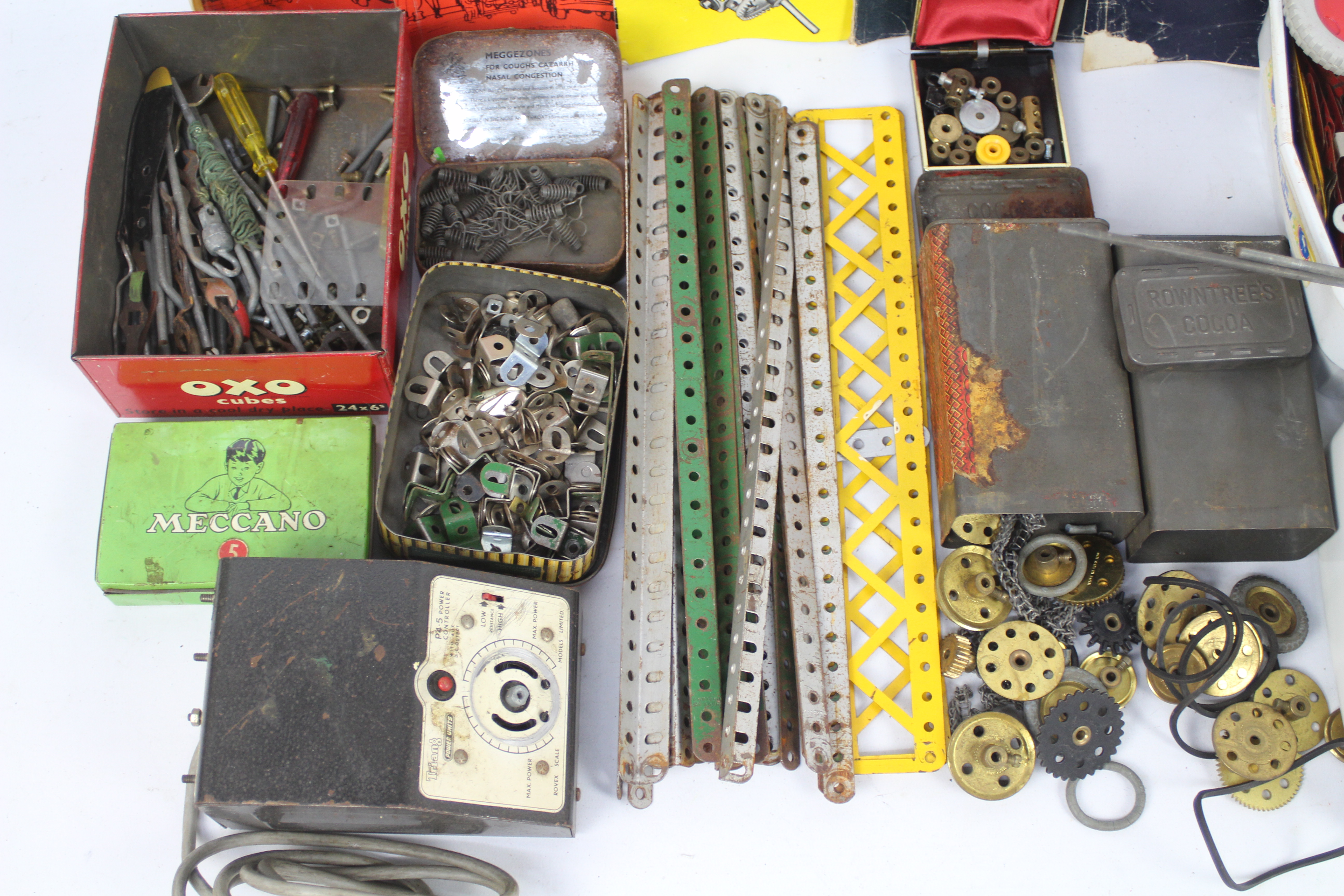 Meccano. A set of vintage Meccano, loose and in various tins. - Image 2 of 5