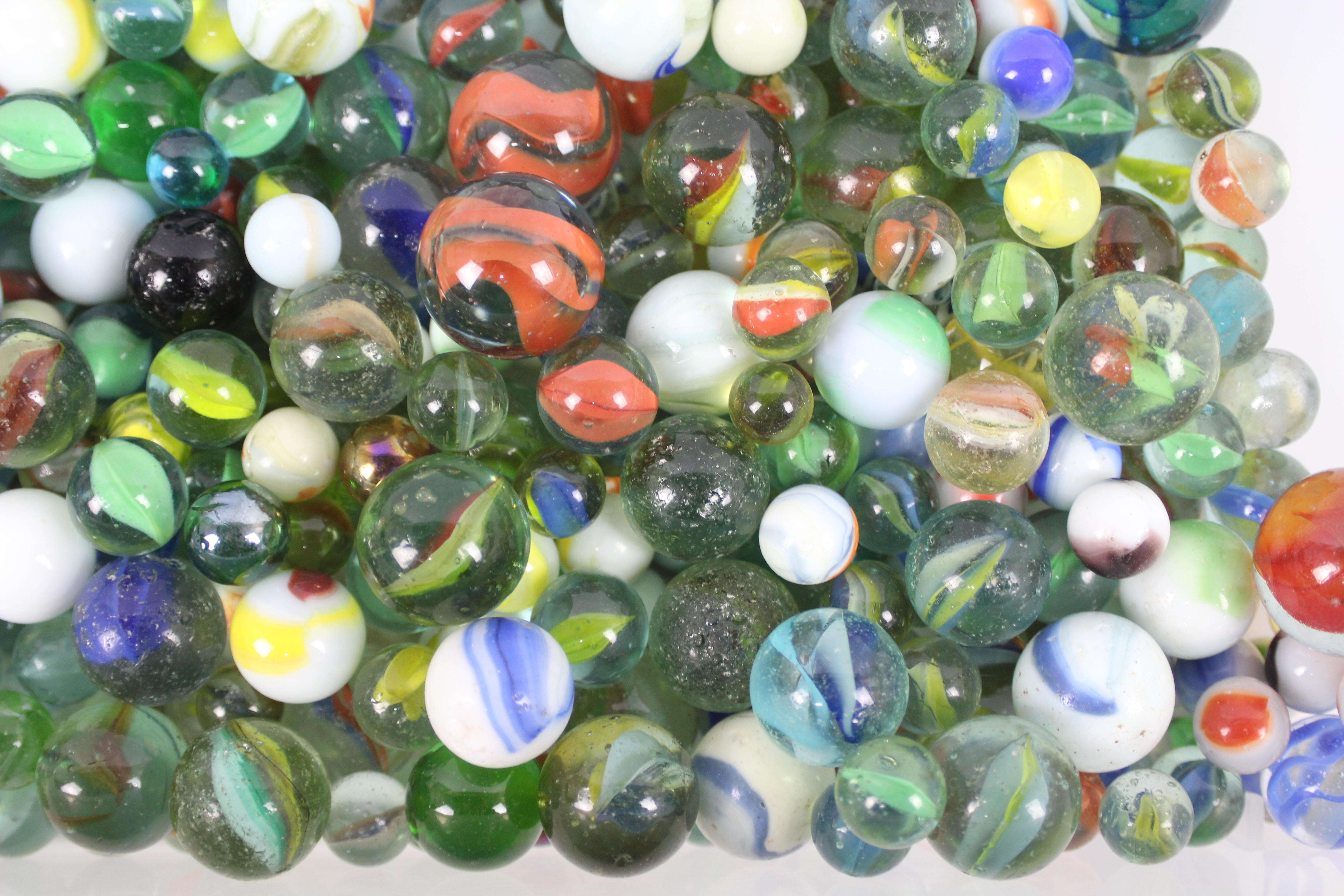 Marbles - A collection of approximately 520 marbles, various ages. Marbles weigh approximately 4. - Image 3 of 14