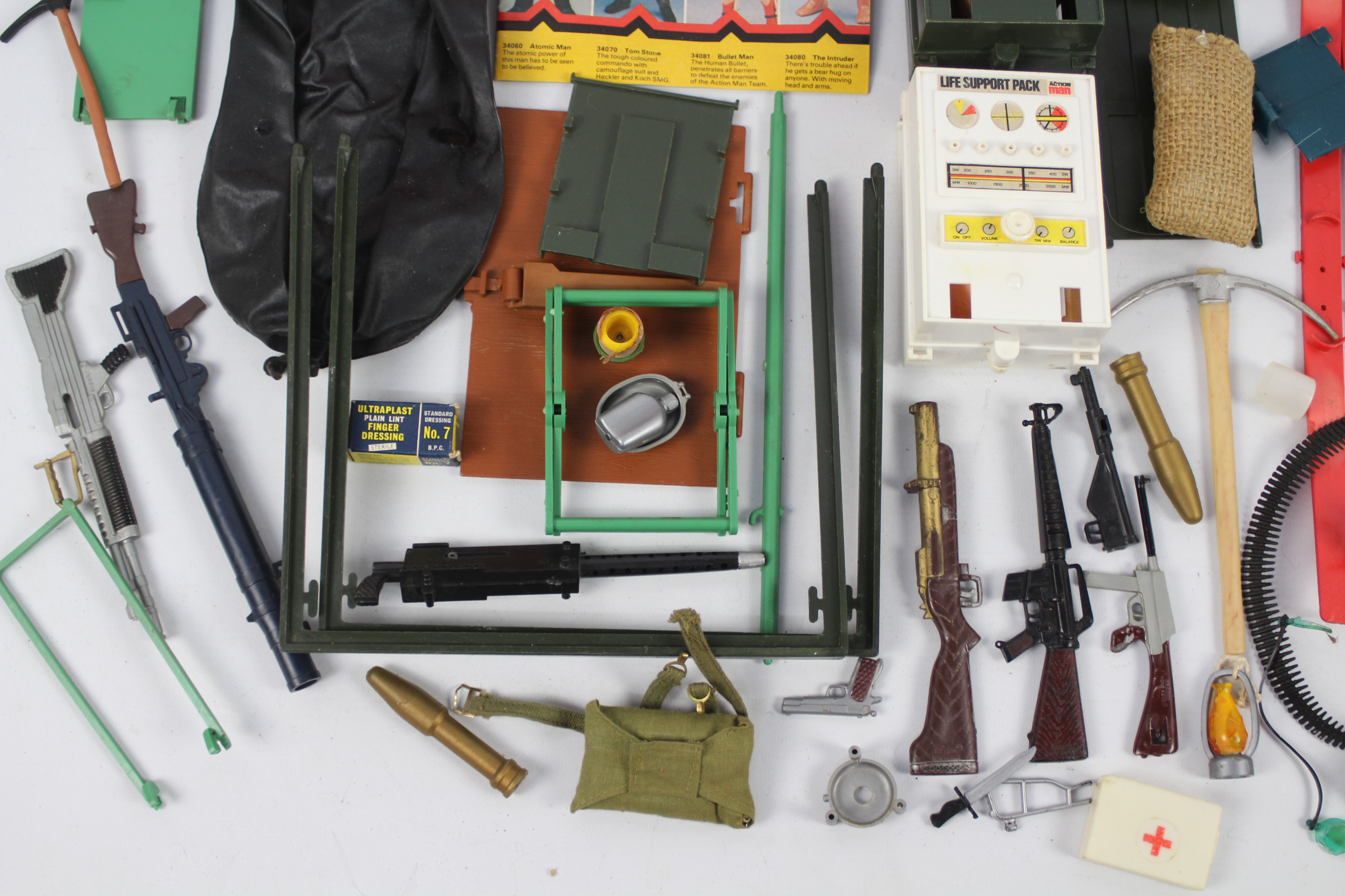 Palitoy - Hasbro - Action Man - An unboxed group of vintage Action Man weapons and accessories. - Image 2 of 4