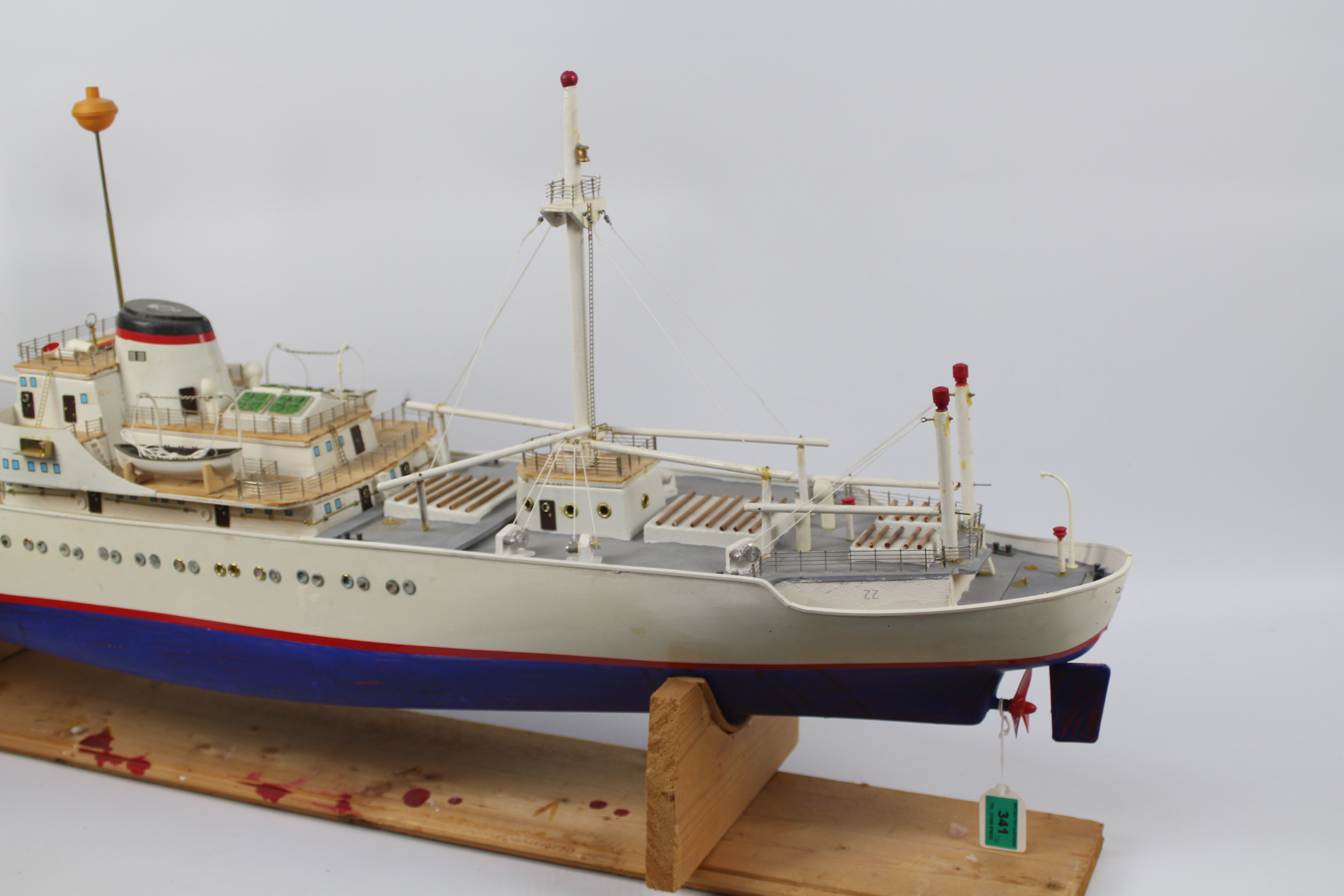 Robbe - A built model Cap Domingo ship in 1:100 scale. - Image 4 of 6