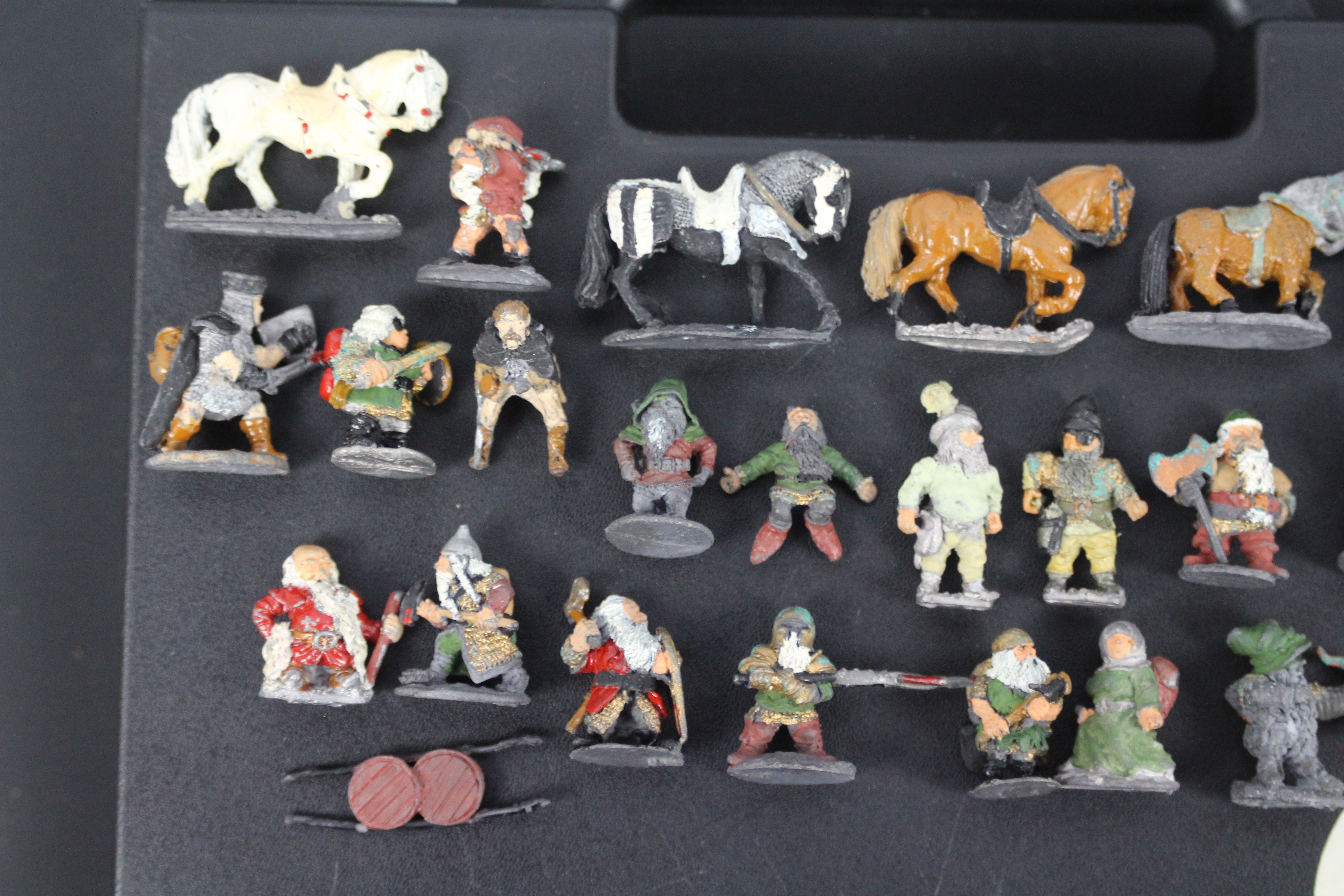 Dragontower - Others - A collection of over 20 painted white metal role-playing figures attributed - Image 2 of 3
