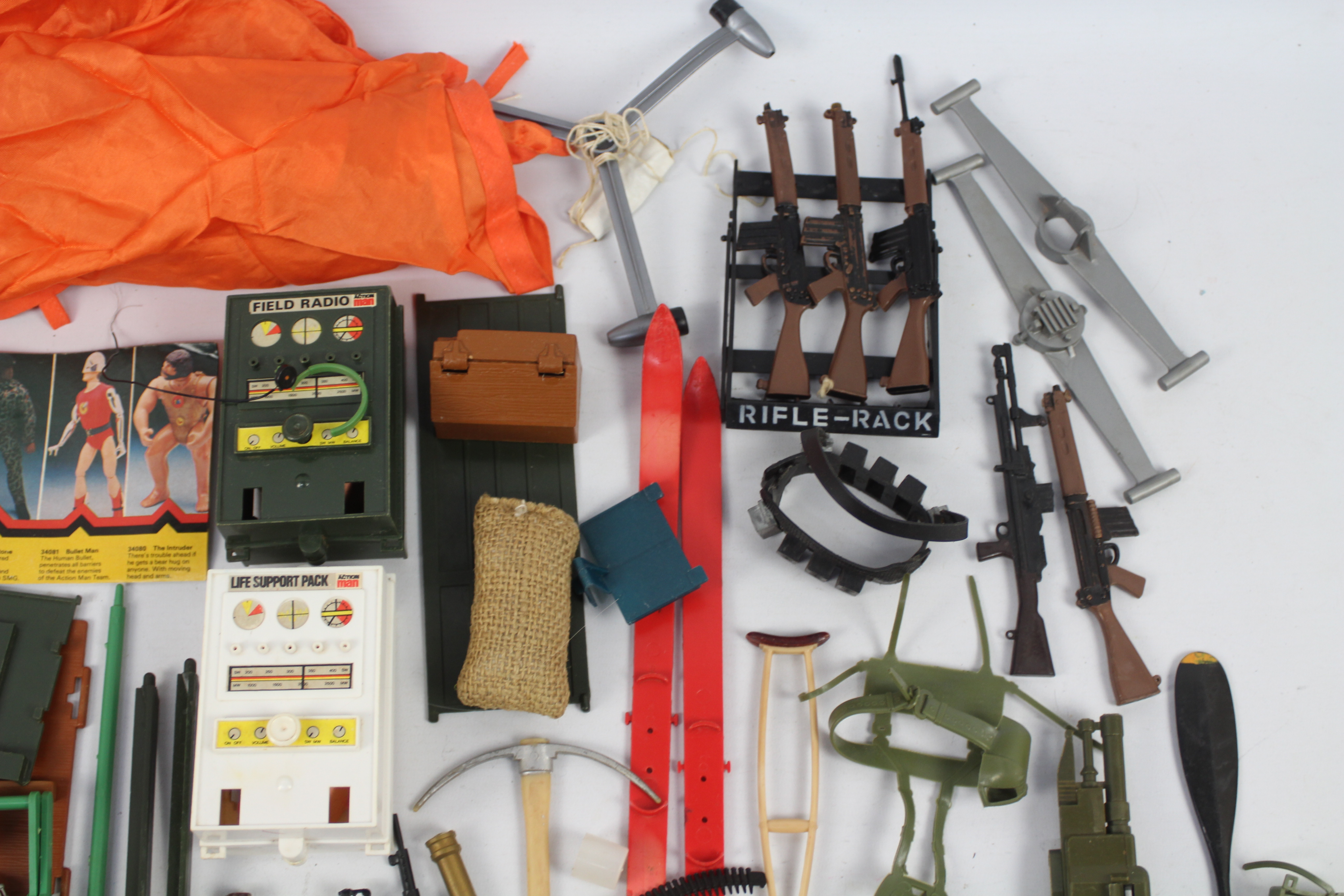 Palitoy - Hasbro - Action Man - An unboxed group of vintage Action Man weapons and accessories. - Image 4 of 4