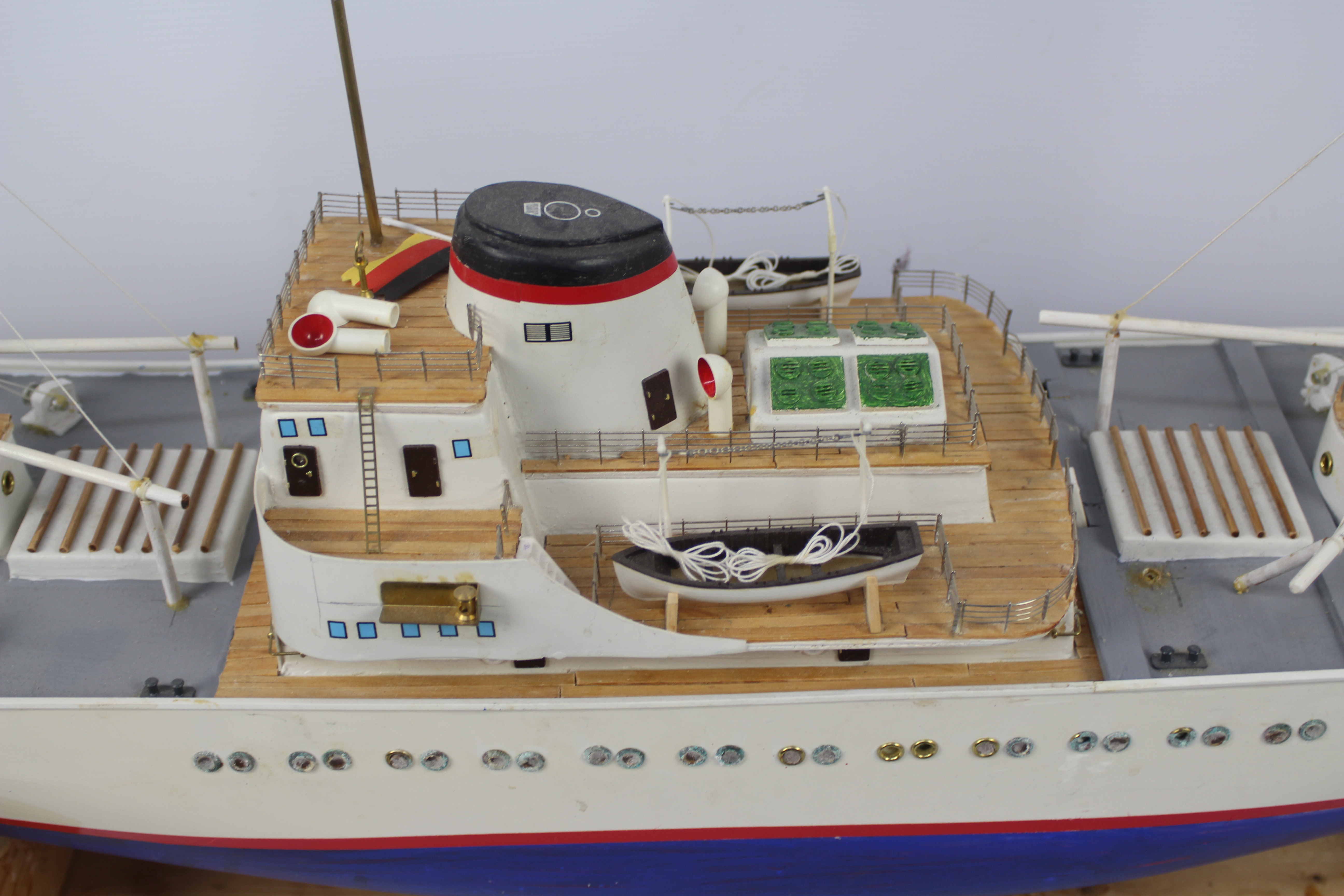 Robbe - A built model Cap Domingo ship in 1:100 scale. - Image 3 of 6