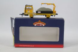Bachmann - an OO gauge model Plasser OWB 10 with Crane,