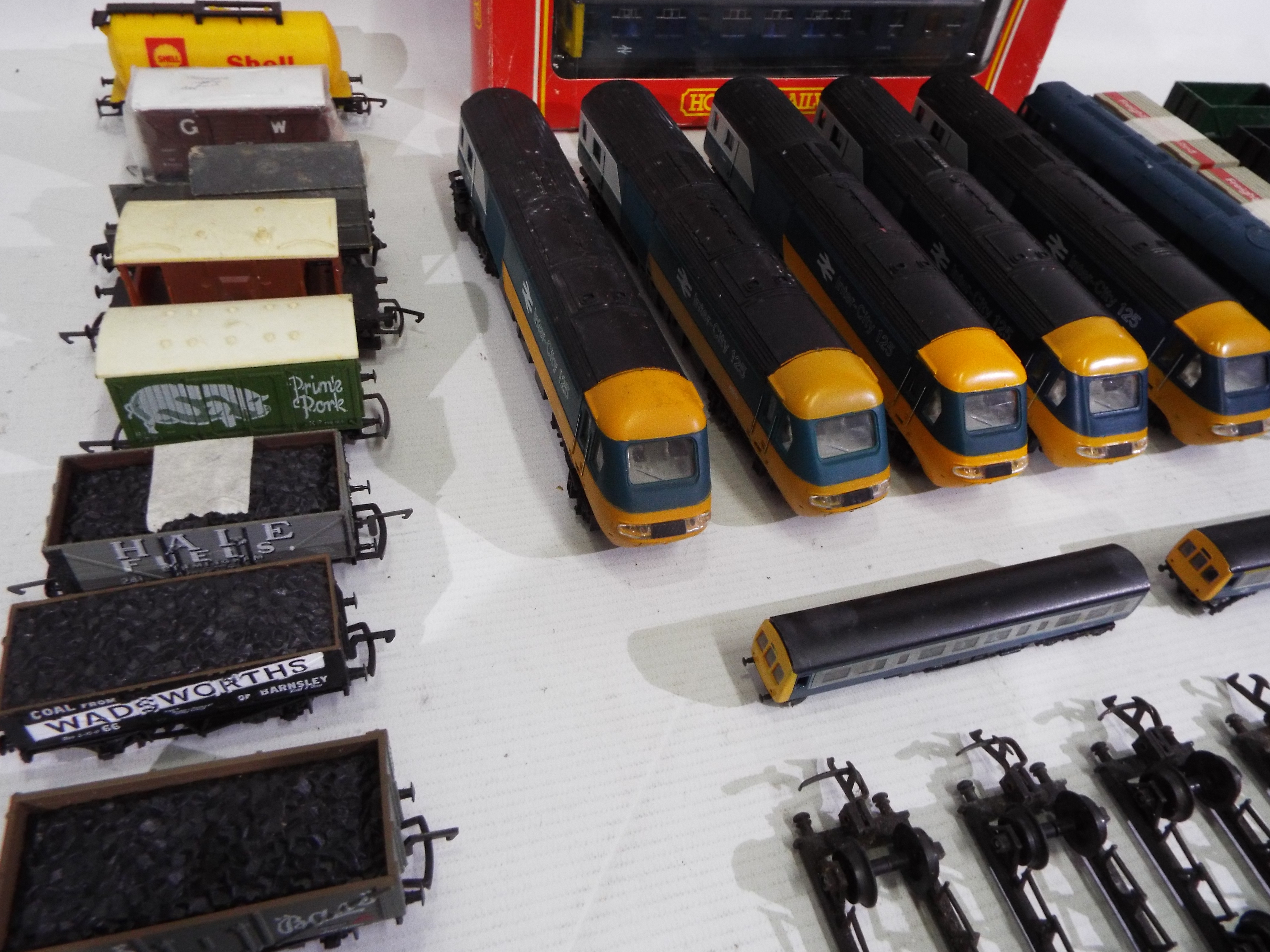 Hornby, Airfix, Mainline, Grafar, Tri-ang - 11 x mostly unboxed OO gauge and N gauge carriages, - Image 6 of 7