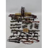 Dragon - DiD - A loose collection of 1:6 scale action figure weapons and accessories,