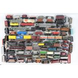 Hornby - Lima - Jouef - Triang - Wrenn - Others - A large group of unboxed OO / HO gauge freight