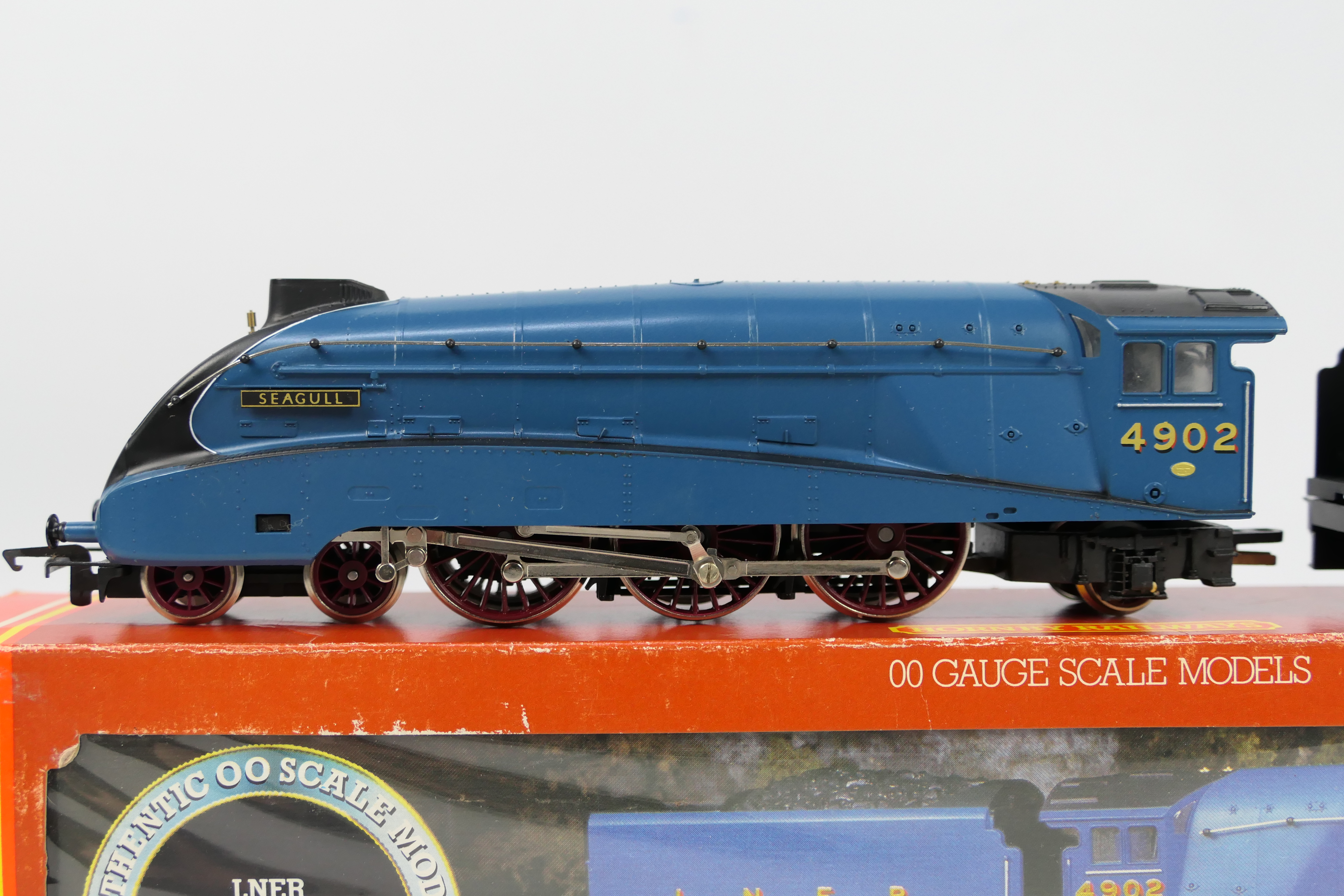 Hornby - A boxed OO gauge Hornby R372 Class A4 4-6-2 steam locomotive and tender Op.No. - Image 2 of 5