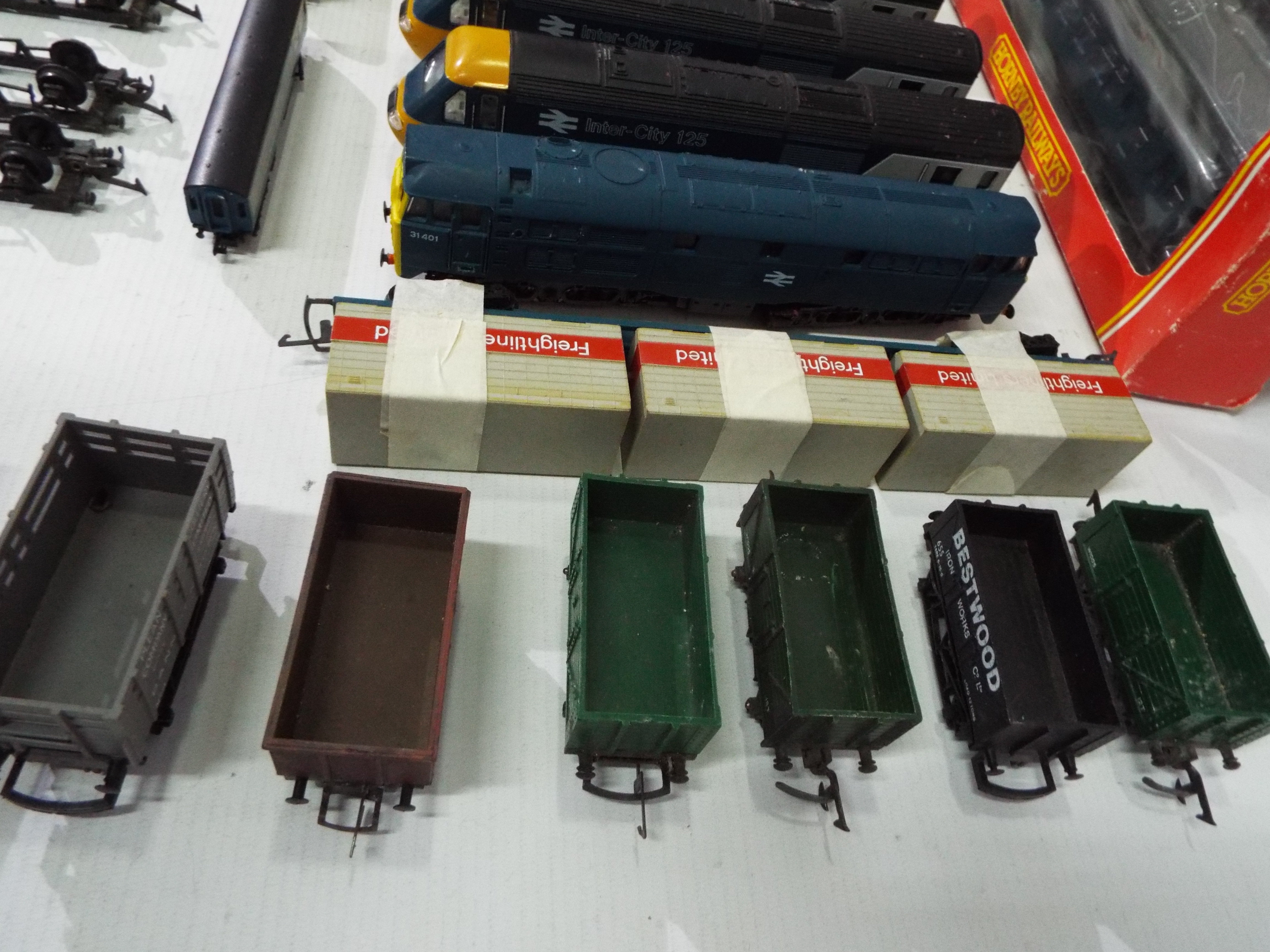 Hornby, Airfix, Mainline, Grafar, Tri-ang - 11 x mostly unboxed OO gauge and N gauge carriages, - Image 5 of 7