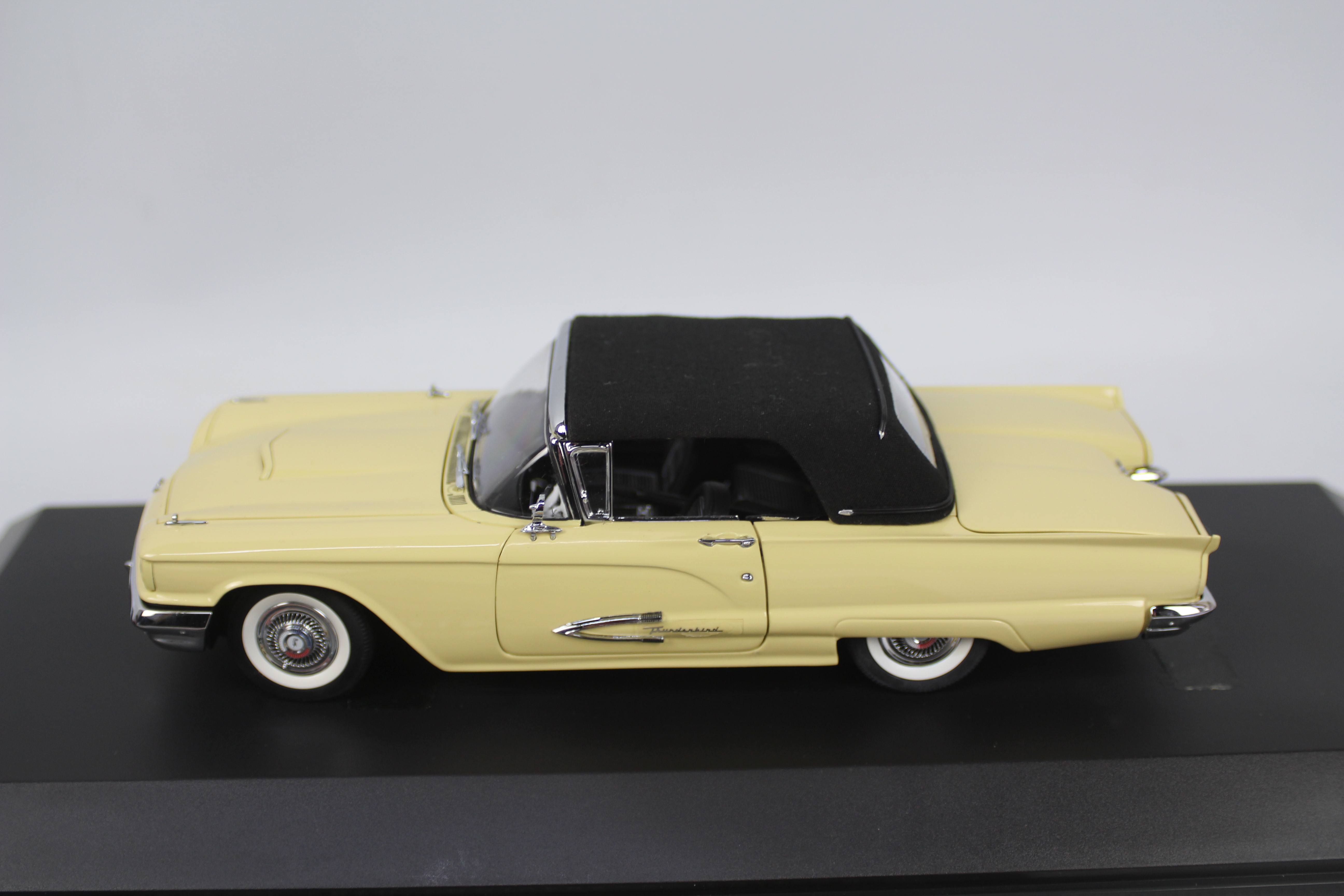 Danbury Mint - 2 x Ford Thunderbird models in 1:24 scale, - Image 3 of 5