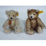 Steiff - Two Steiff bears, 029523 & 029561 approx 16 cm (h). Each with gold button and yellow label.