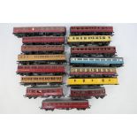 Triang - Graham Farish - Jouef - A rake of 15 unboxed OO / HO gauge passenger coaches.
