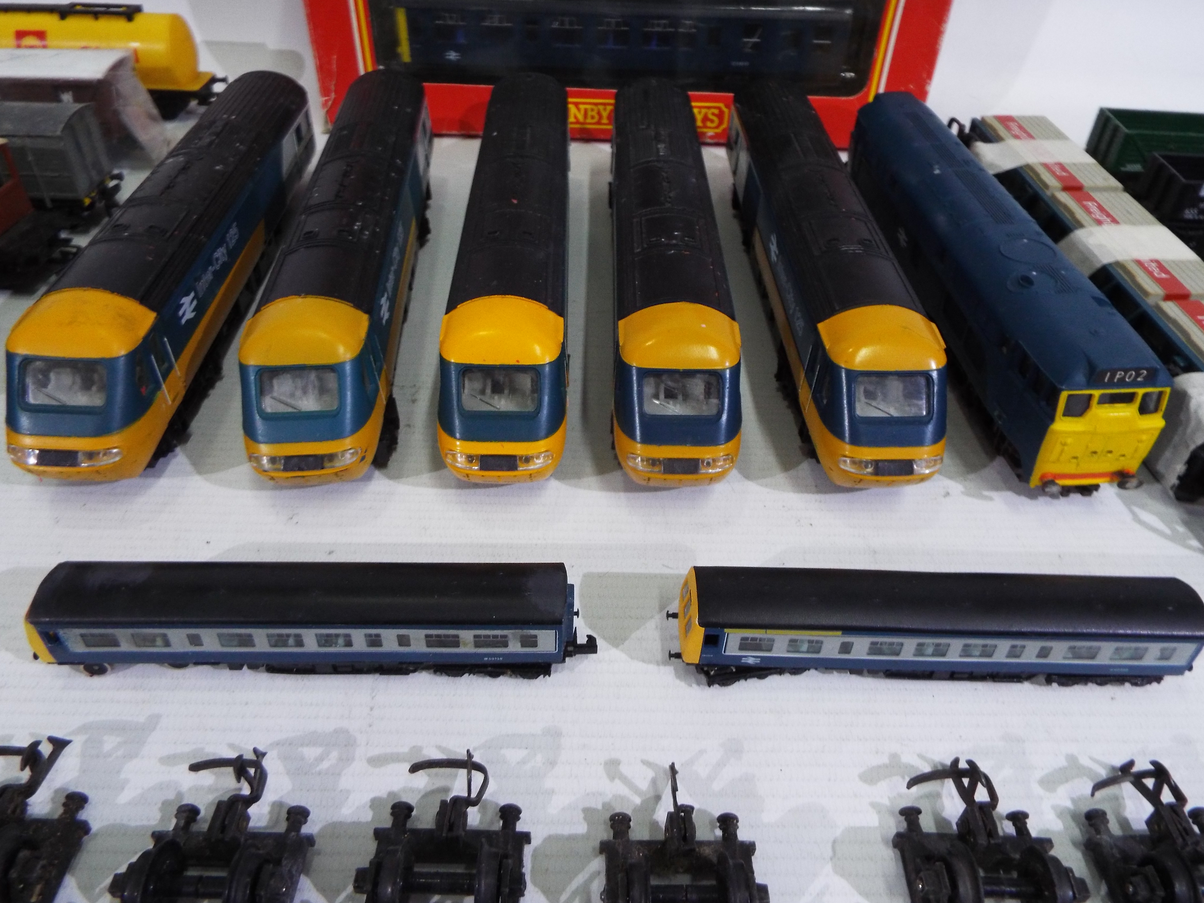 Hornby, Airfix, Mainline, Grafar, Tri-ang - 11 x mostly unboxed OO gauge and N gauge carriages, - Image 2 of 7