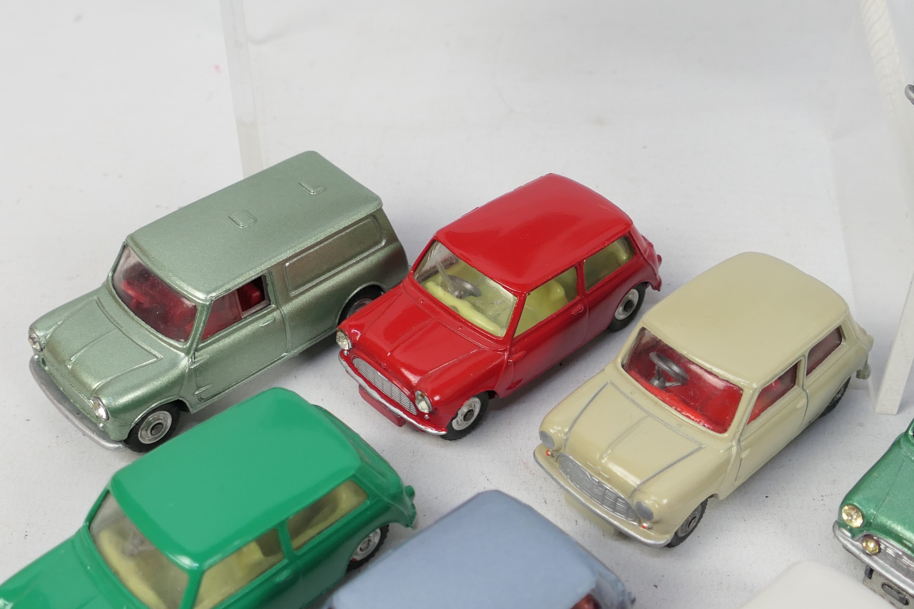 Corgi - 21 x unboxed refurbished Mini models in 1:43 scale including Police van # 448, - Image 9 of 9