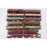 Hornby Dublo - A rake of 15 Hornby Dublo passenger coaches.