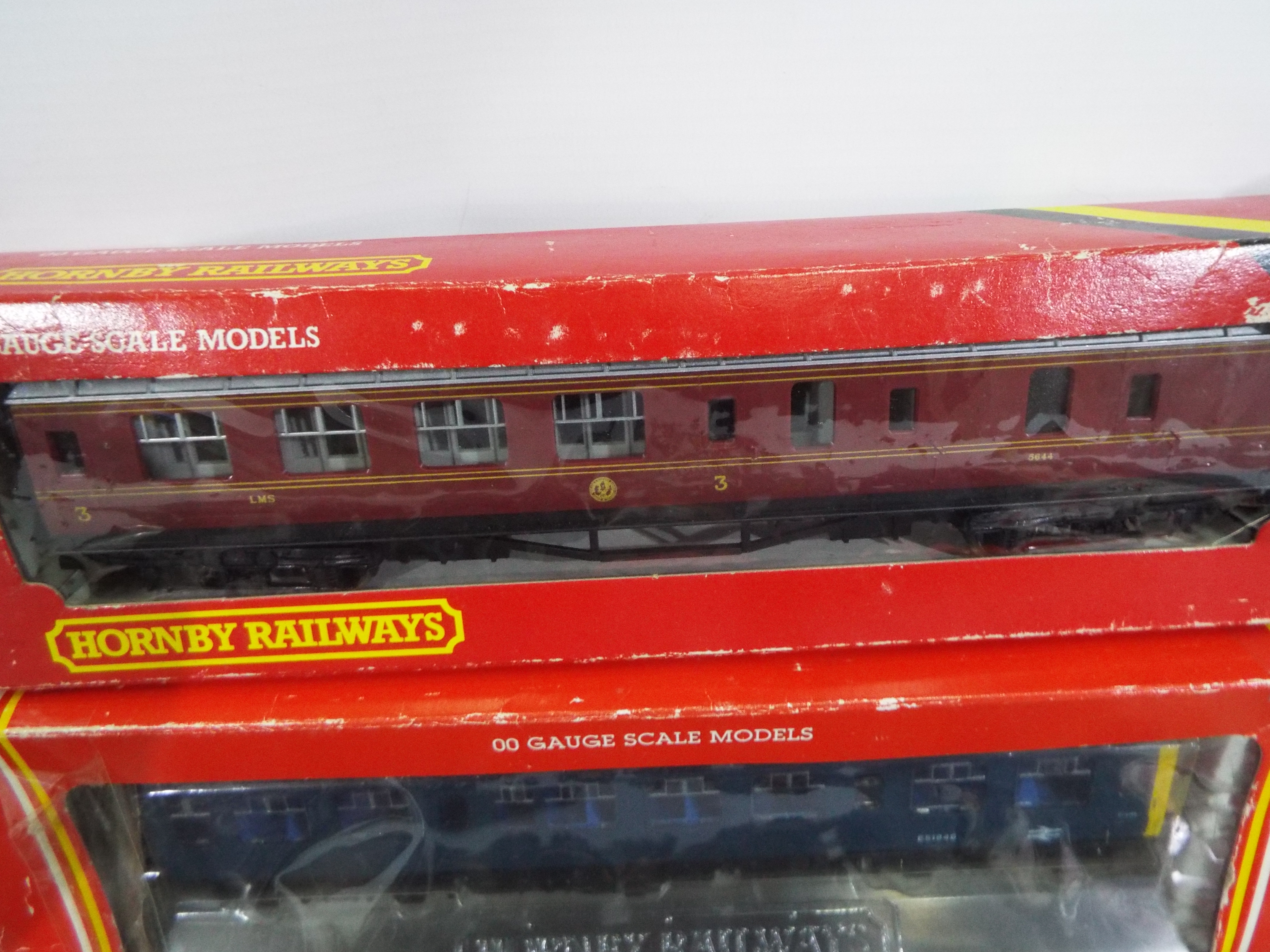 Hornby, Airfix, Mainline, Grafar, Tri-ang - 11 x mostly unboxed OO gauge and N gauge carriages, - Image 4 of 7