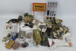 Dragon - DiD - A loose collection of 1:6 scale action figure accessories,
