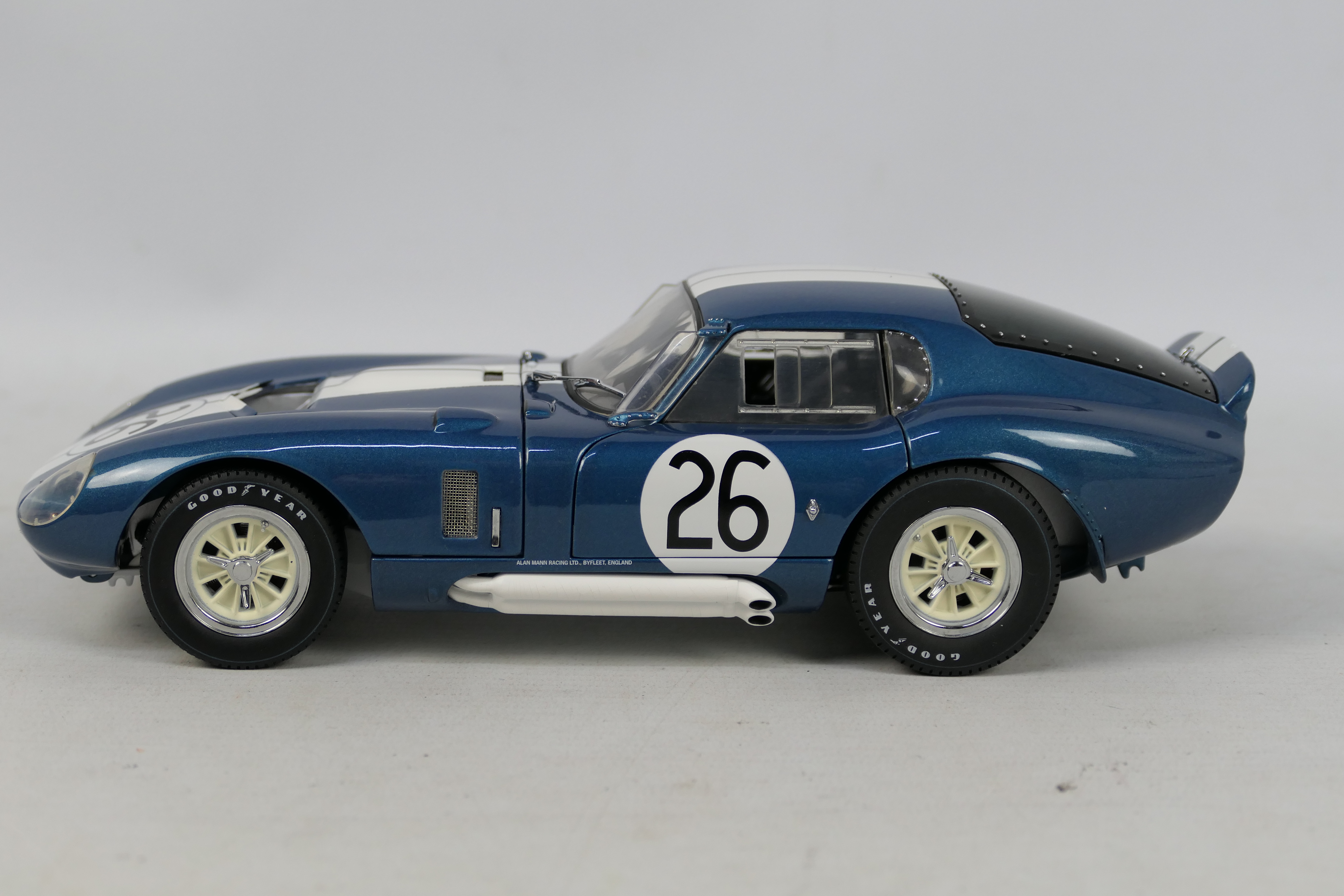 Exoto - Racing Legends - A boxed Cobra Daytona Coupe in 1:18 scale. # 18005. - Image 4 of 8