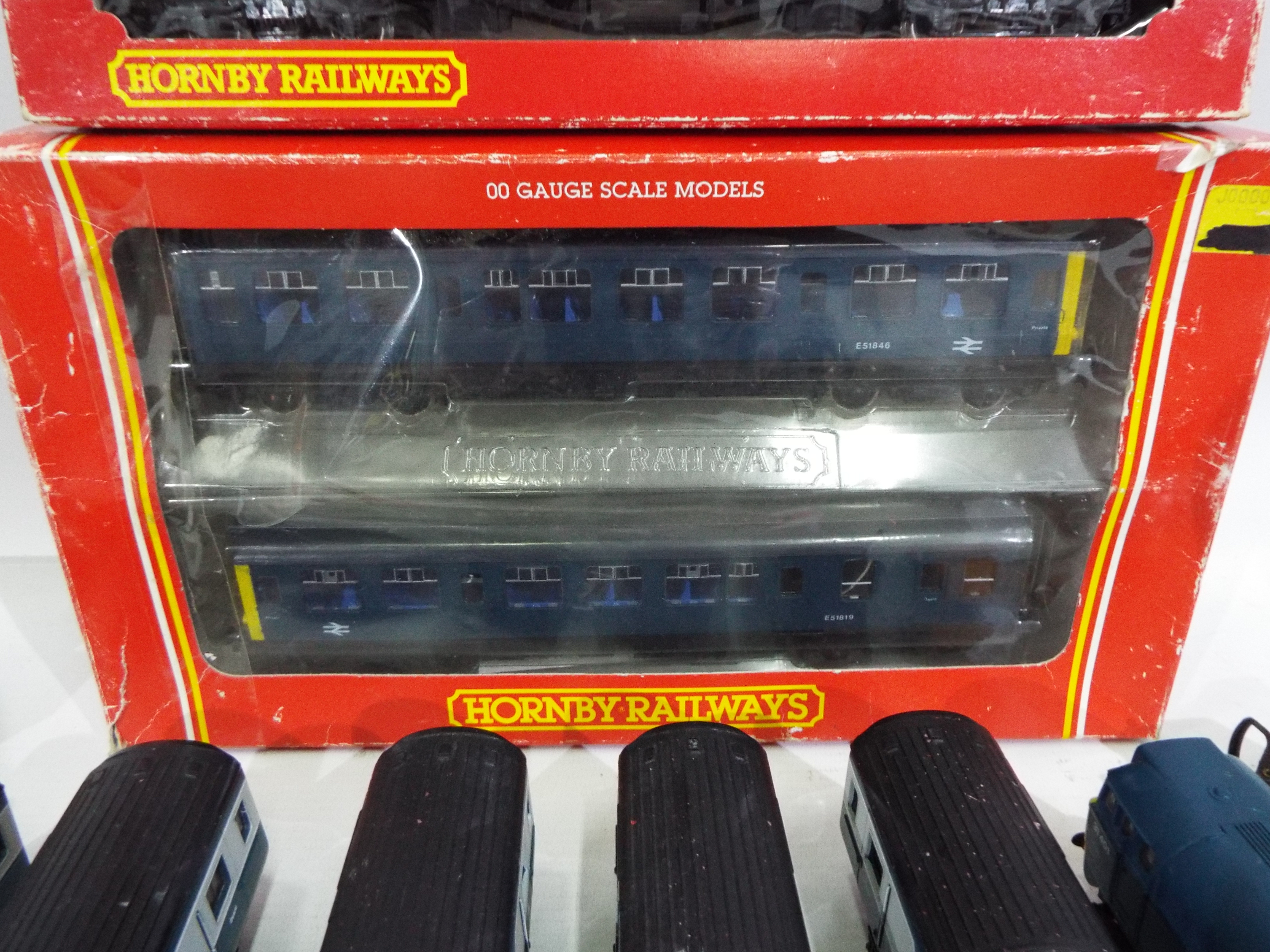 Hornby, Airfix, Mainline, Grafar, Tri-ang - 11 x mostly unboxed OO gauge and N gauge carriages, - Image 3 of 7