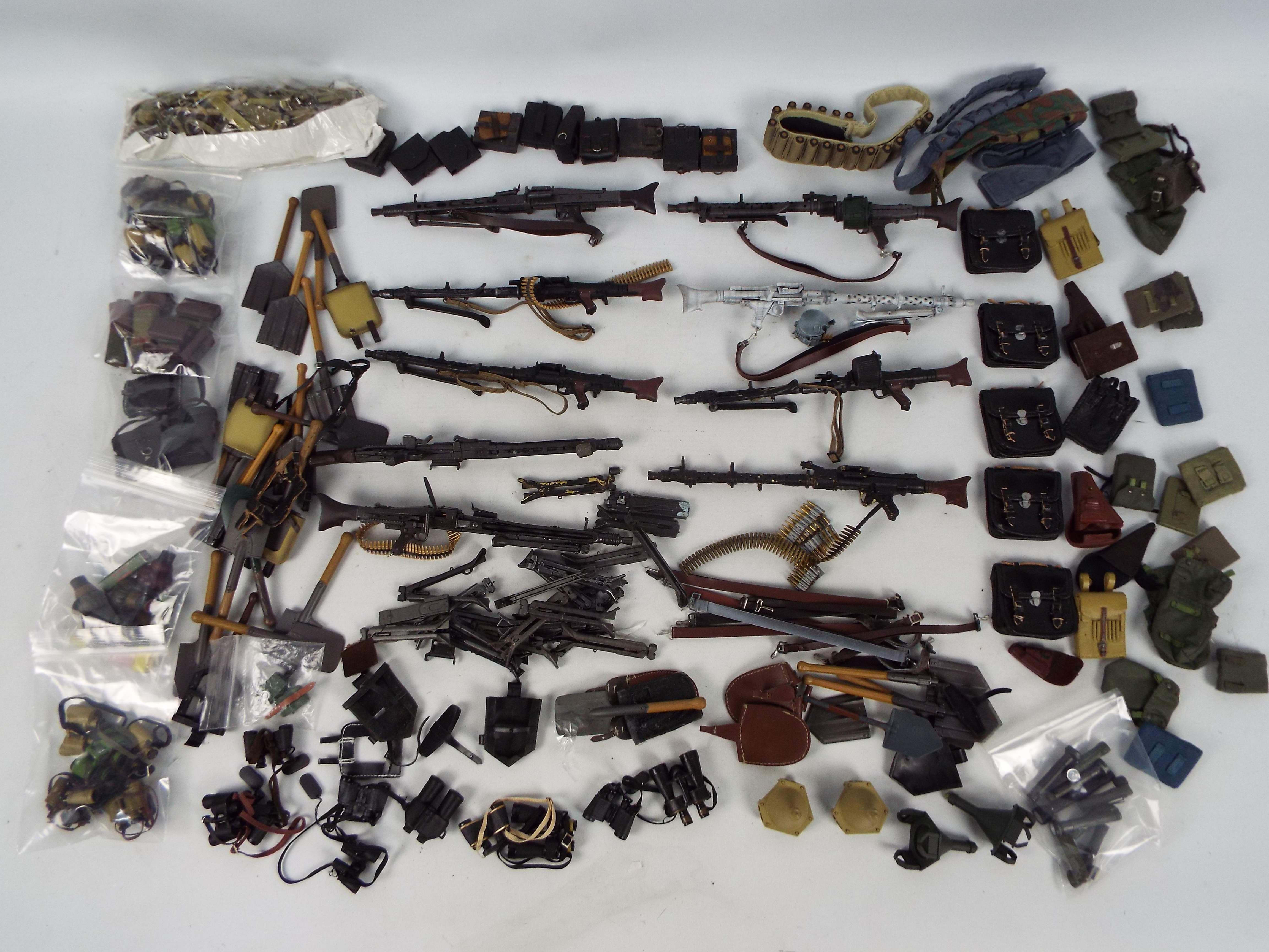Dragon - DiD - A loose group of 1:6 scale action figure weapons and accessories,