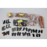 Dragon - DiD - A large loose group of 1:6 scale action figure replacement hands, soles,