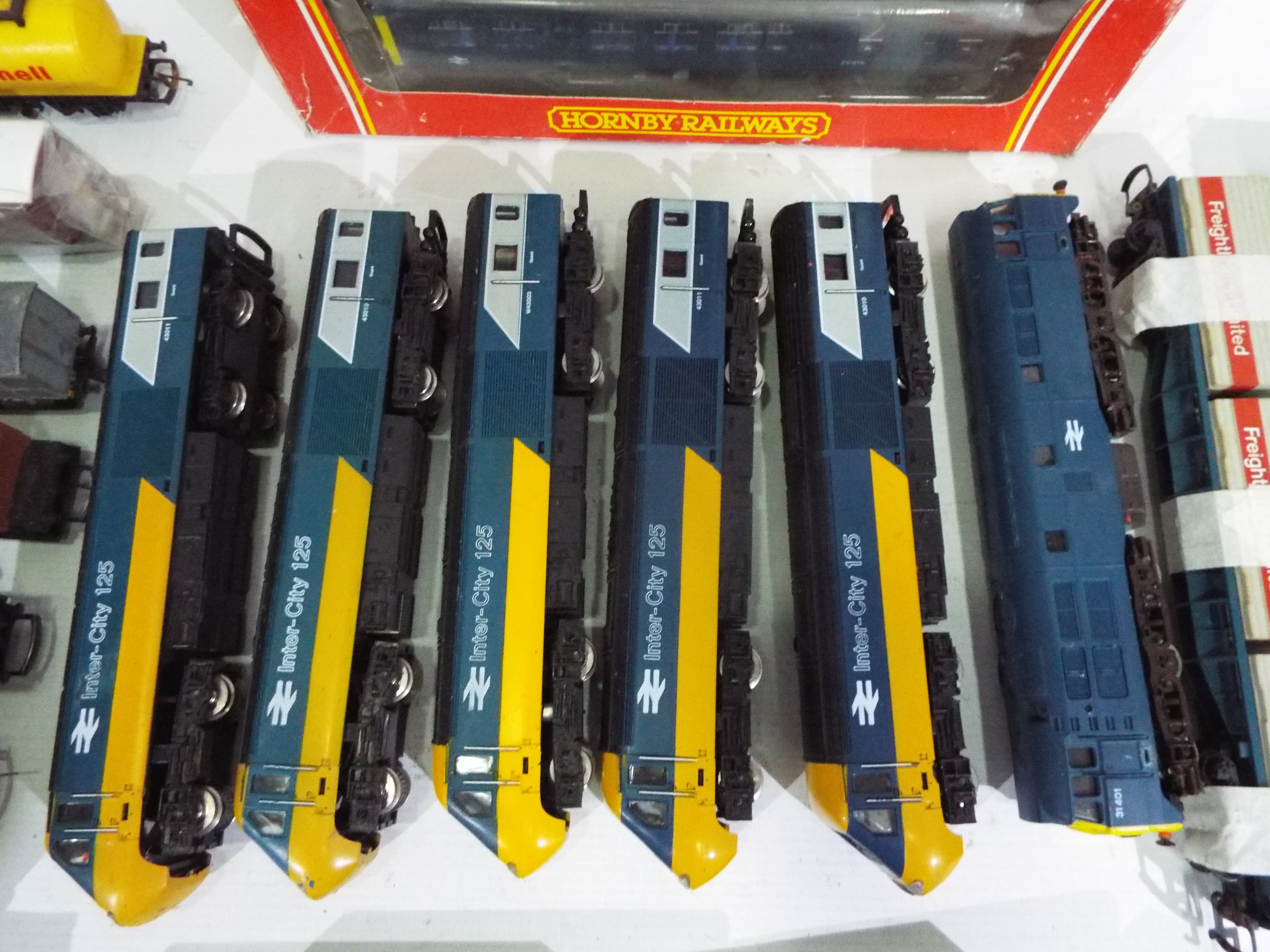 Hornby, Airfix, Mainline, Grafar, Tri-ang - 11 x mostly unboxed OO gauge and N gauge carriages, - Image 7 of 7