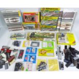 Airfix - Peco - Faller - Kestrel Designs - Others - A mixed collection of boxed and unboxed OO /HO