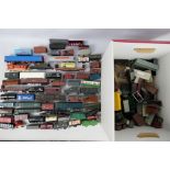 Peco - Hornby - Lima - Others - A large quantity of OO/HO gauge freight rolling stock parts.