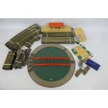 Hornby Dublo - A quantity of 3-rail track items including 30 x curved sections,