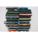 Hornby - Lima - Triang - Other - Over 20 unboxed OO/ HO passenger coaches.