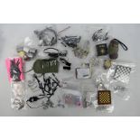 Dragon - DiD - Others - A collection of unboxed 1:6 scale action figure accessories mainly by