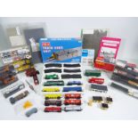 Hornby, Peco, Maisto, Gullane, Preiser, Oxford Die-cast - 11 x N gauge Maisto railway carriages,