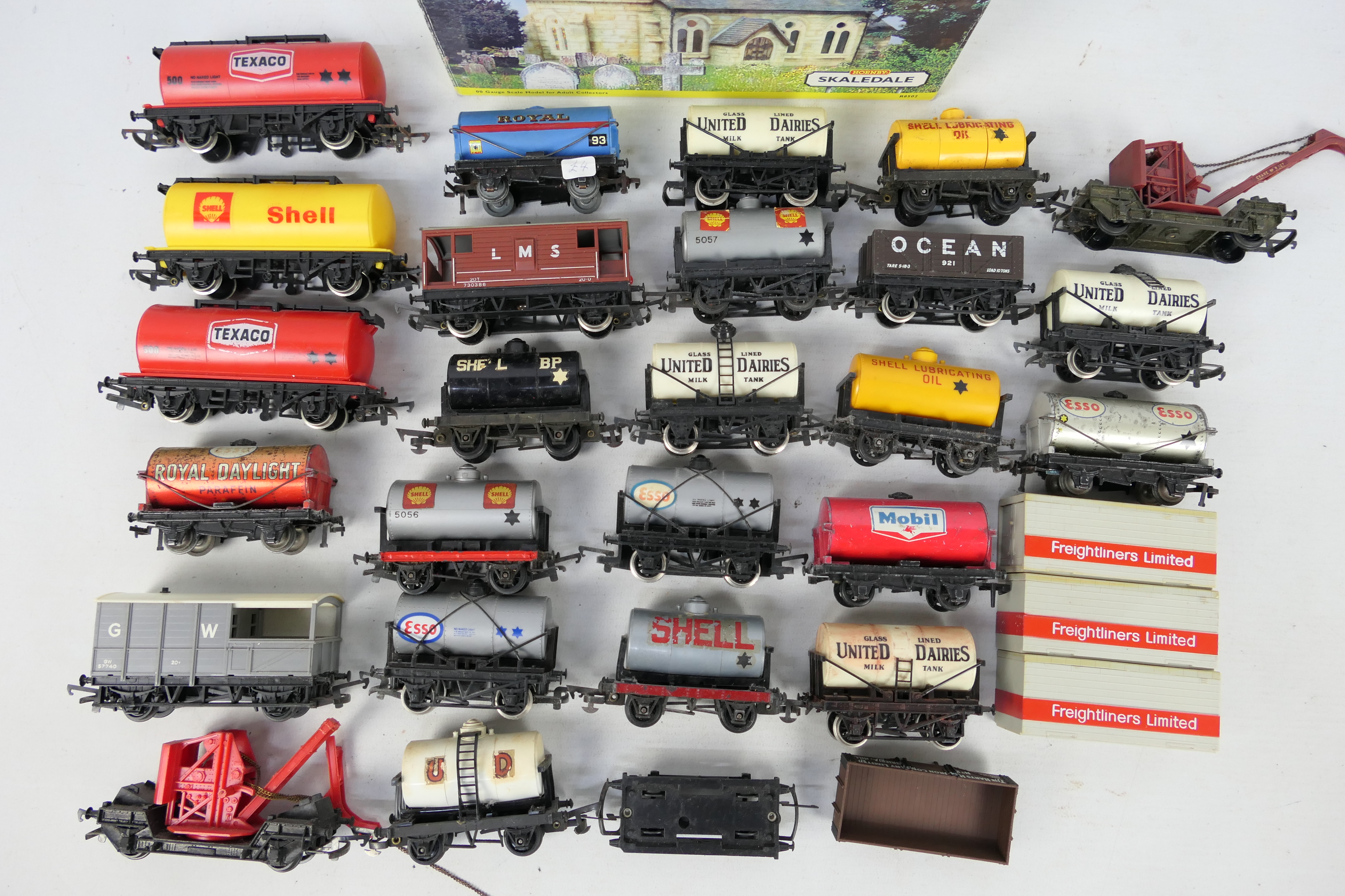 Hornby - A collection of unboxed OO gauge freight rolling stock (mainly tank wagons) with a boxed - Image 3 of 3