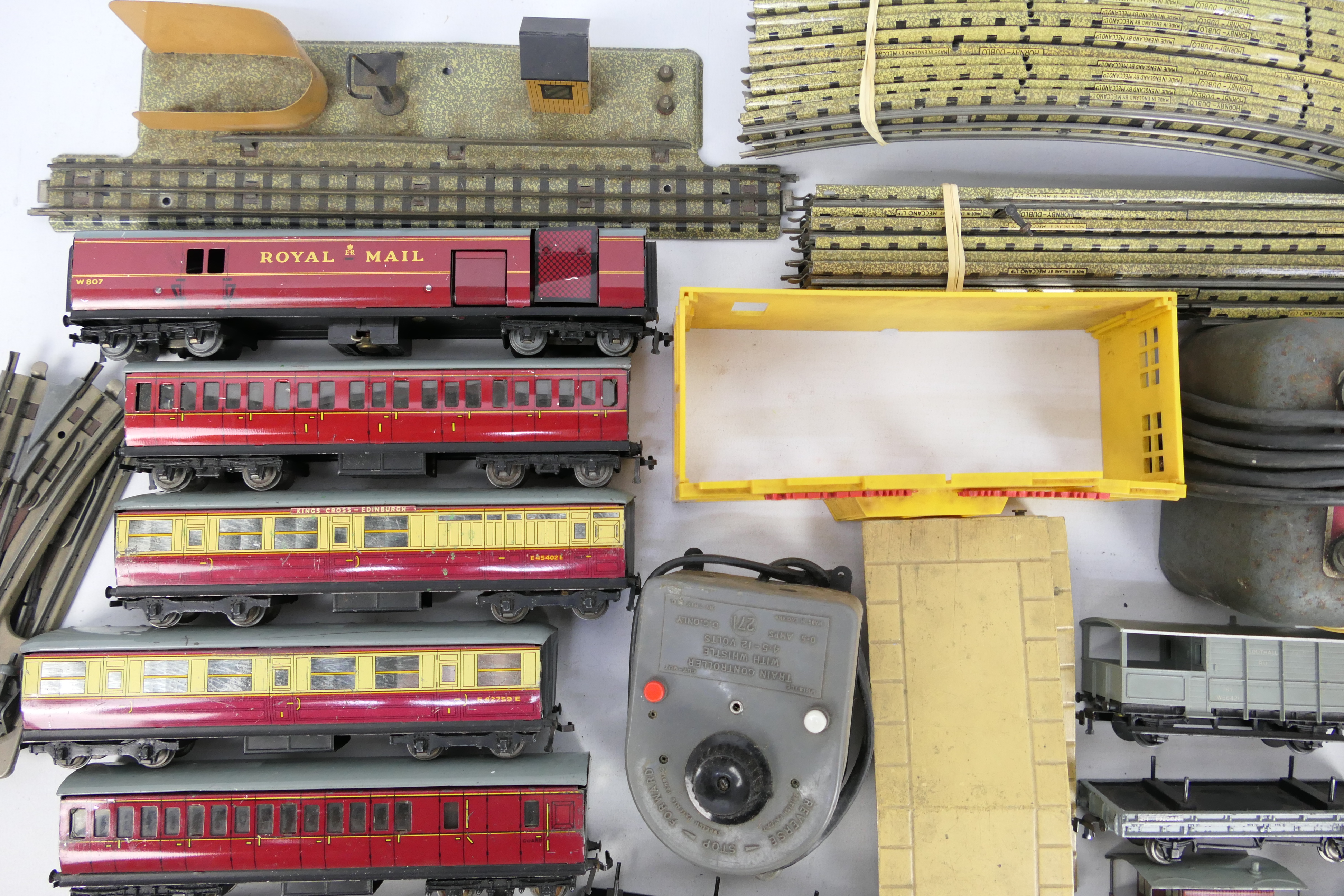 Hornby Dublo - Crescent - A collection including a 2-6-4 steam locomotive # EDL18, 5 x coaches, - Image 4 of 5