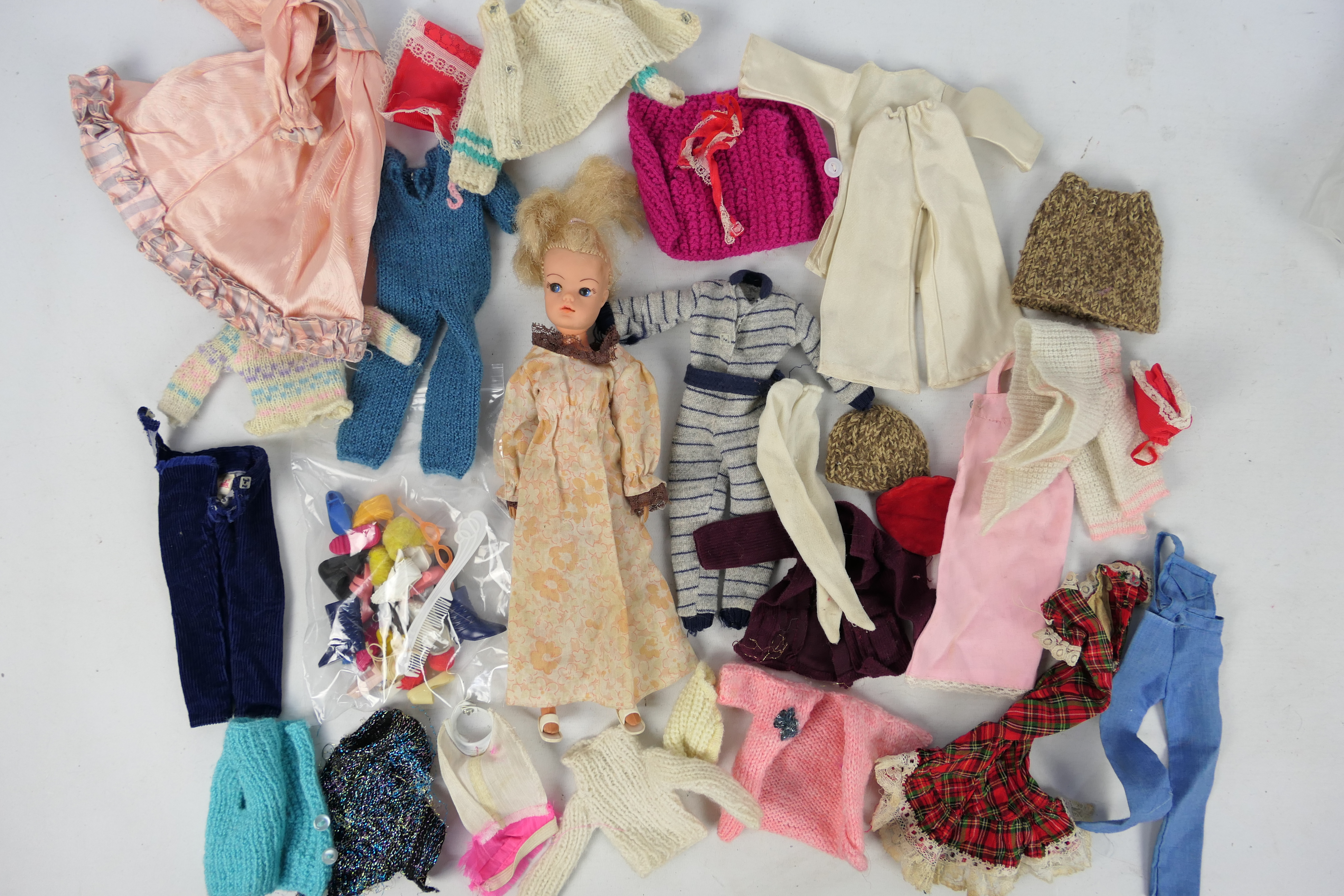 Pedigree - Sindy - A vintage Sindy Walker doll with a collection of clothing and accessories,