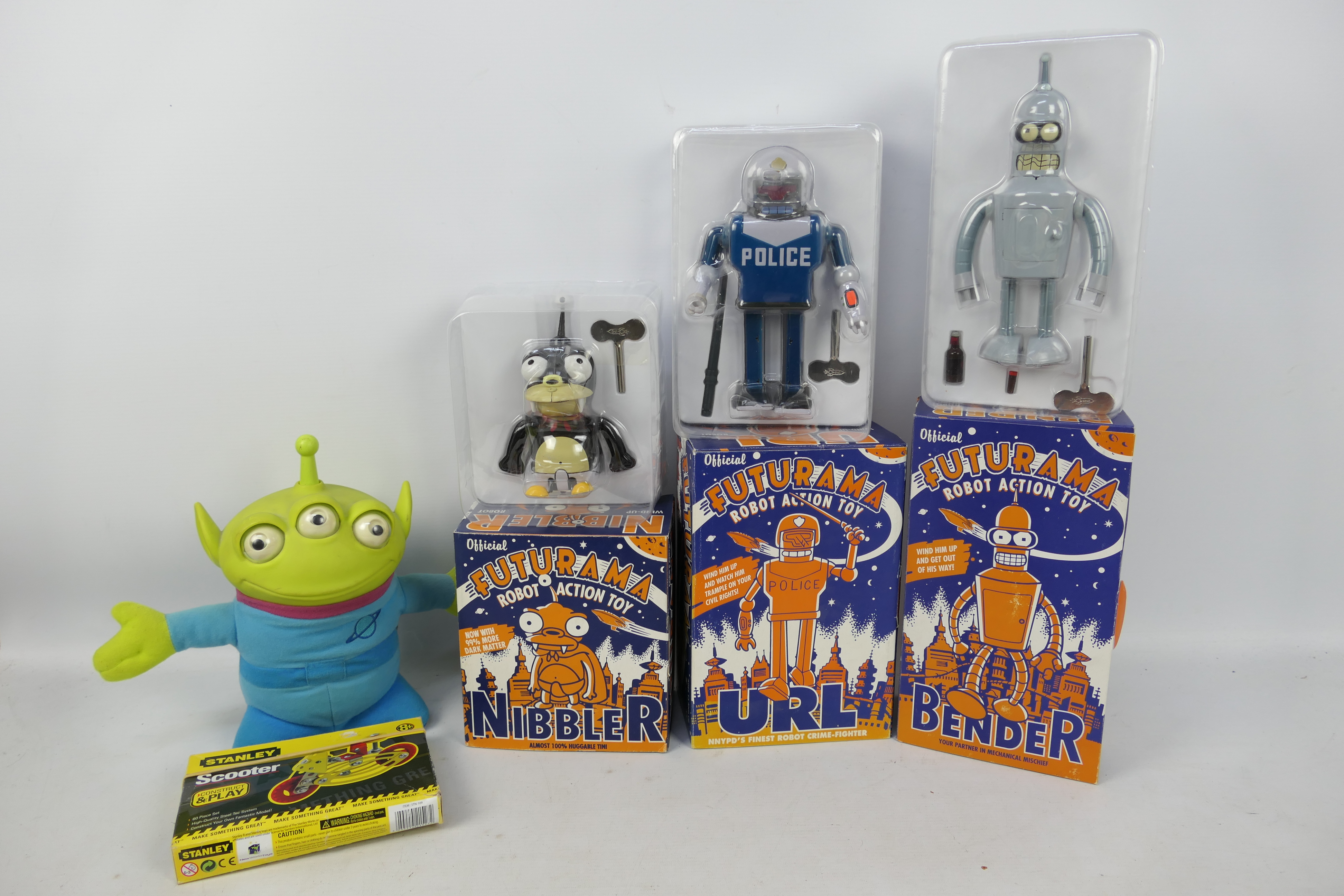 Futurama - Pixar - 3 x boxed wind up robots from the Futurama series, Bender, Nibbler and URL,