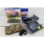 Heng Long - A mixed lot that contains a boxed Aoshima 1:72 scale US HEMTT M983A2 Tractor &