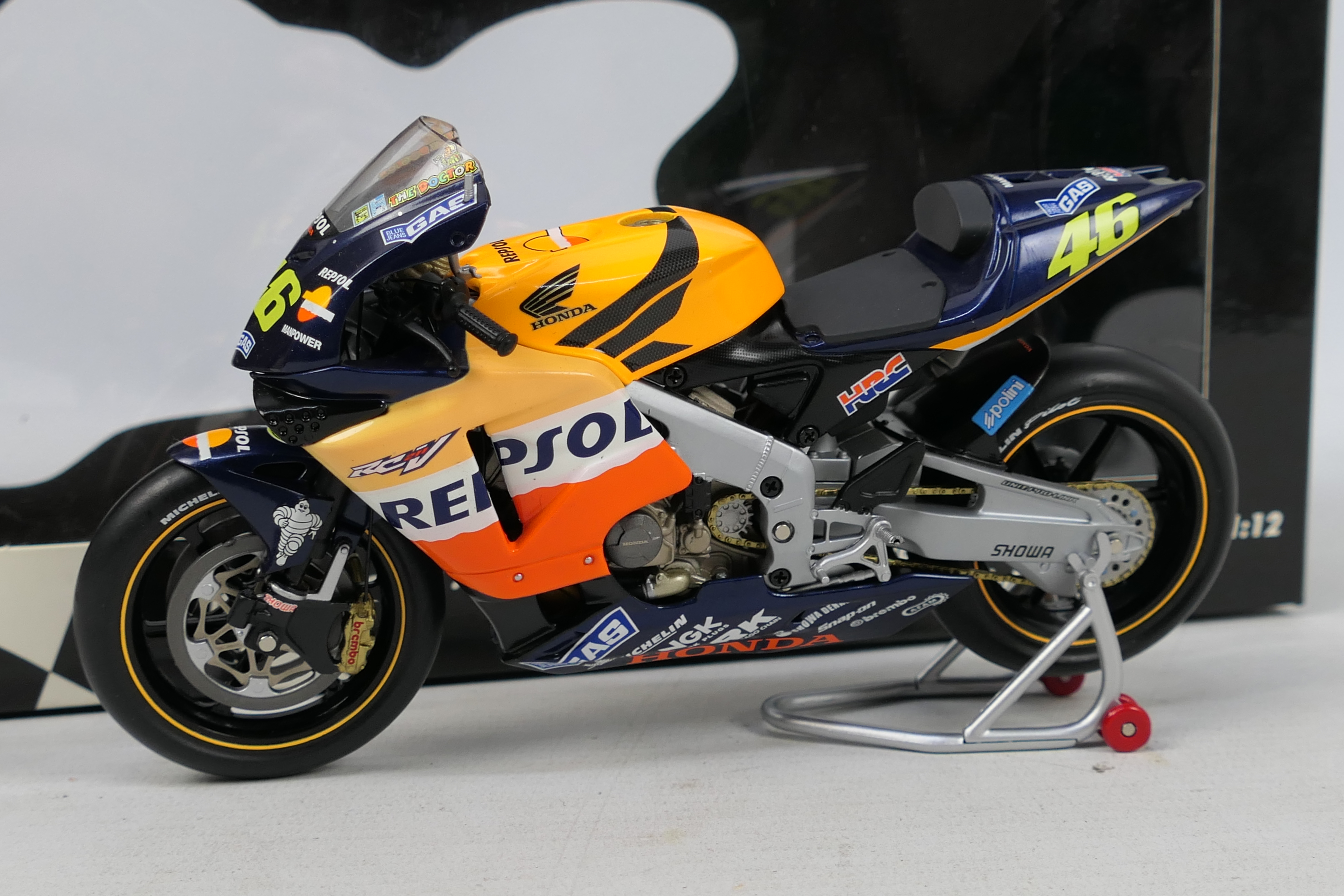 Minichamps - A boxed Honda 2002 RC211V Repsol Honda Team bike in 1:12 scale # 027146. - Image 2 of 3