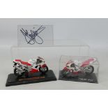 Maisto - 2 x autographed Yamaha YZF-R1 motorbikes in 1:18 scale both in perspex display cases