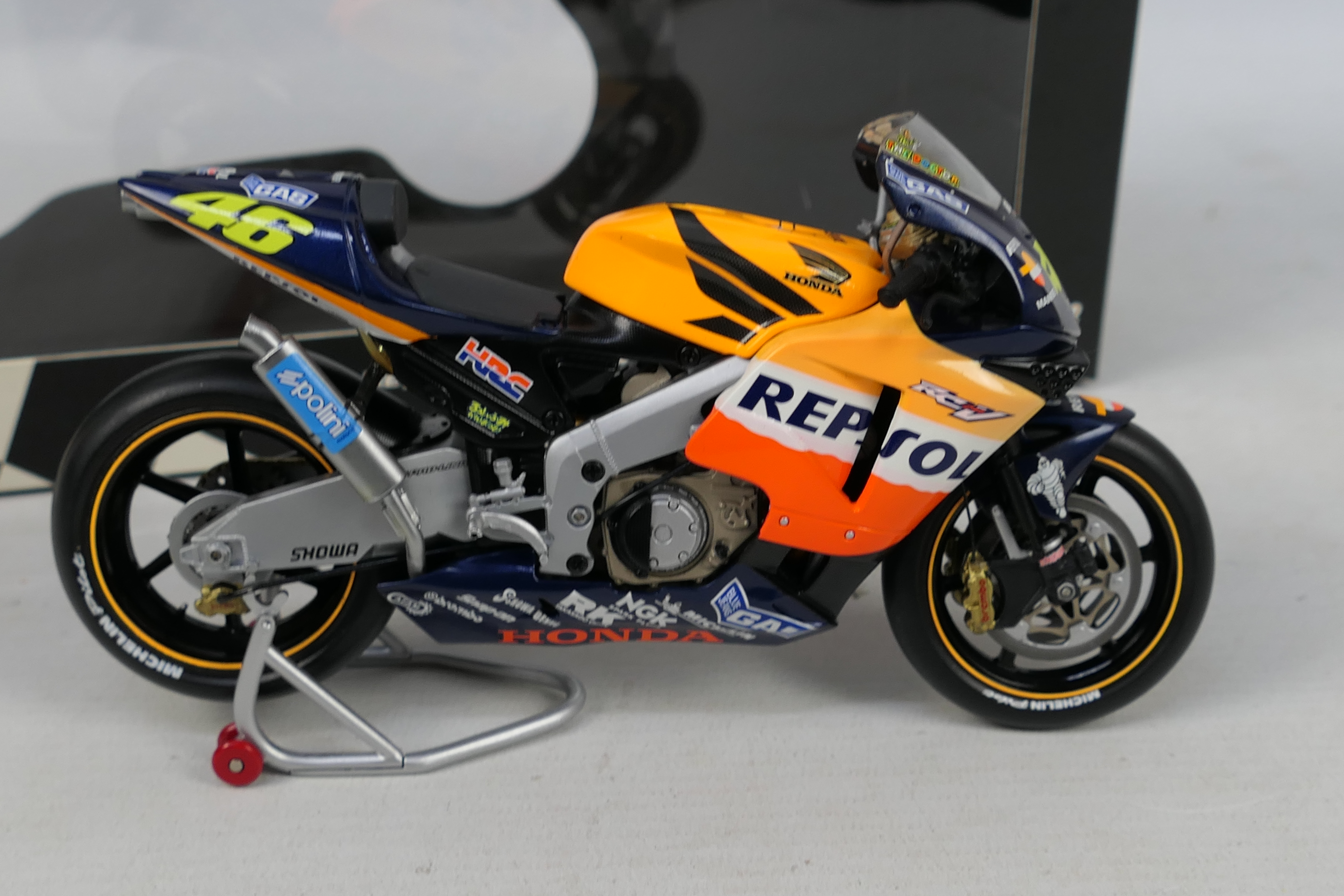 Minichamps - A boxed Honda 2002 RC211V Repsol Honda Team bike in 1:12 scale # 027146. - Image 3 of 3