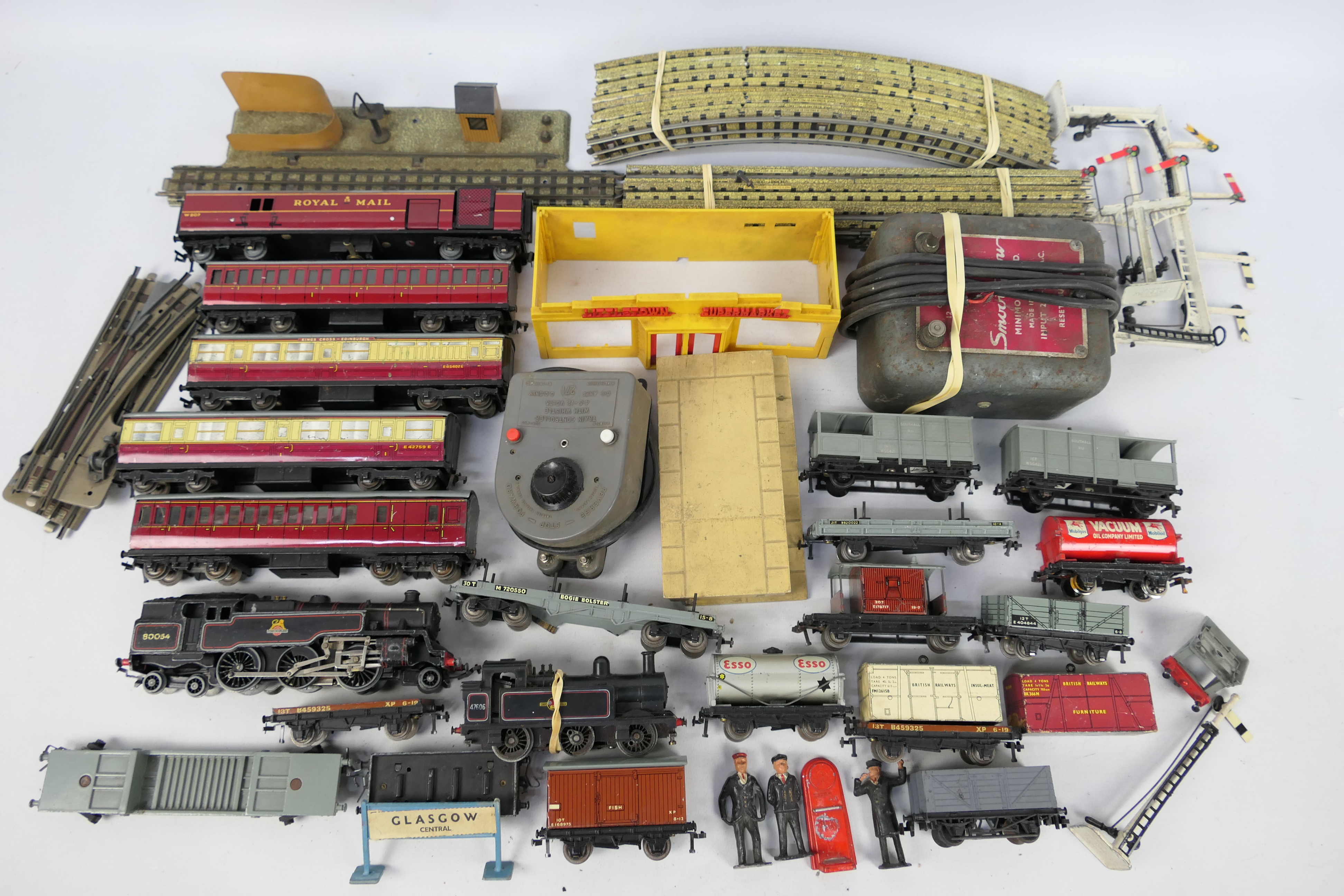 Hornby Dublo - Crescent - A collection including a 2-6-4 steam locomotive # EDL18, 5 x coaches,