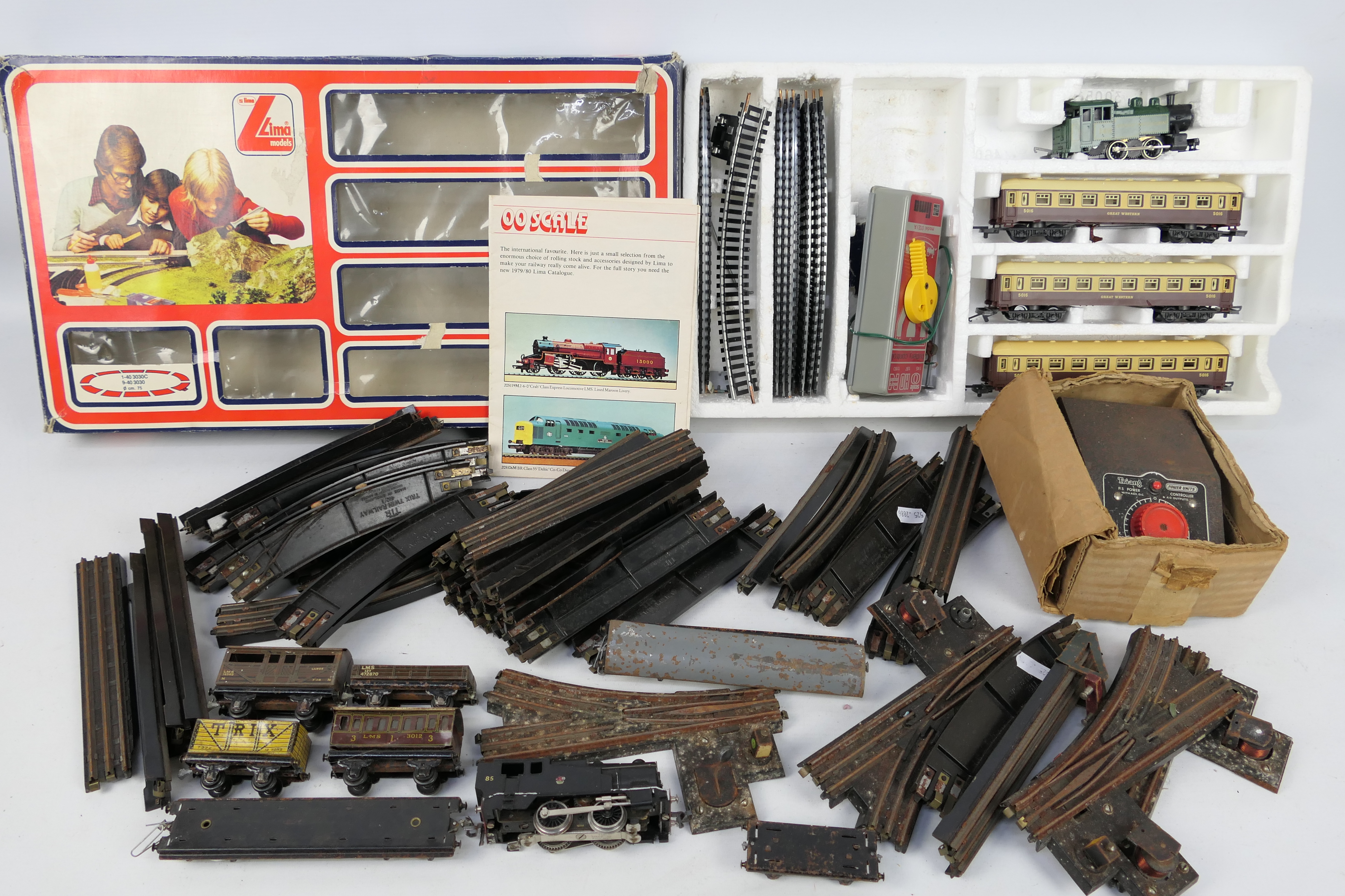 Lima - TTR - Others - A mixed lot of loose model railway items with a boxed train set.