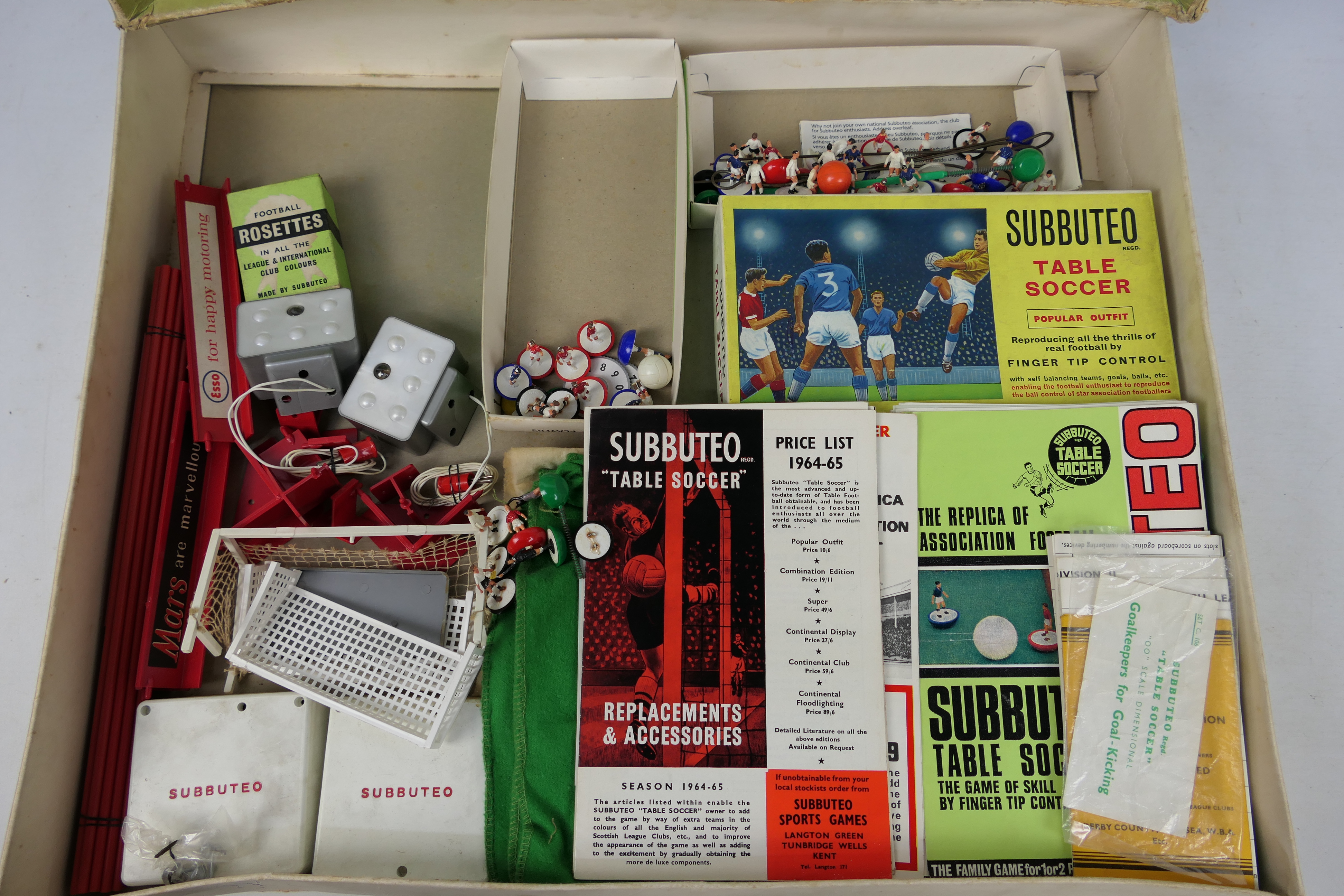 Subbuteo - 2 x boxed sets, a 1960s Continental set and a 1980s set. - Image 2 of 16