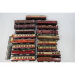 Hornby Dublo - A rake of 17 Hornby Dublo passenger coaches.