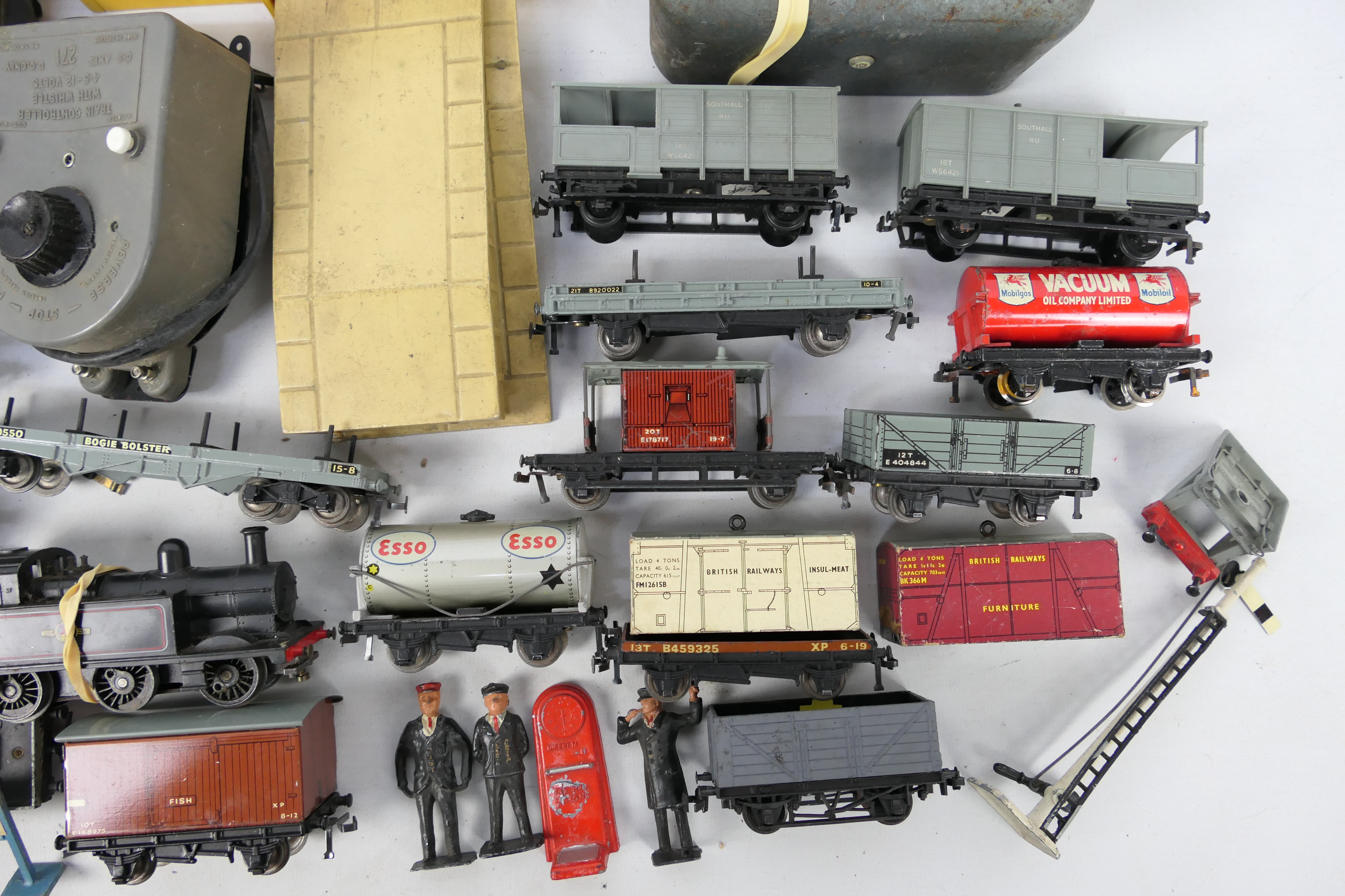 Hornby Dublo - Crescent - A collection including a 2-6-4 steam locomotive # EDL18, 5 x coaches, - Image 3 of 5