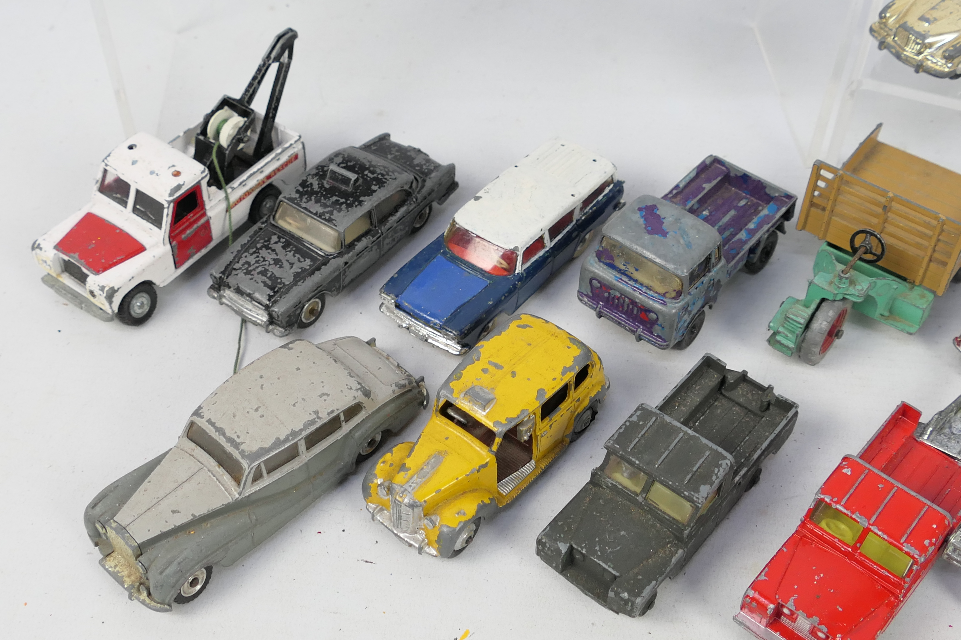 Dinky Toys - Corgi Toys - Others - A collection of unboxed playworn diecast vehicles in various - Image 4 of 5