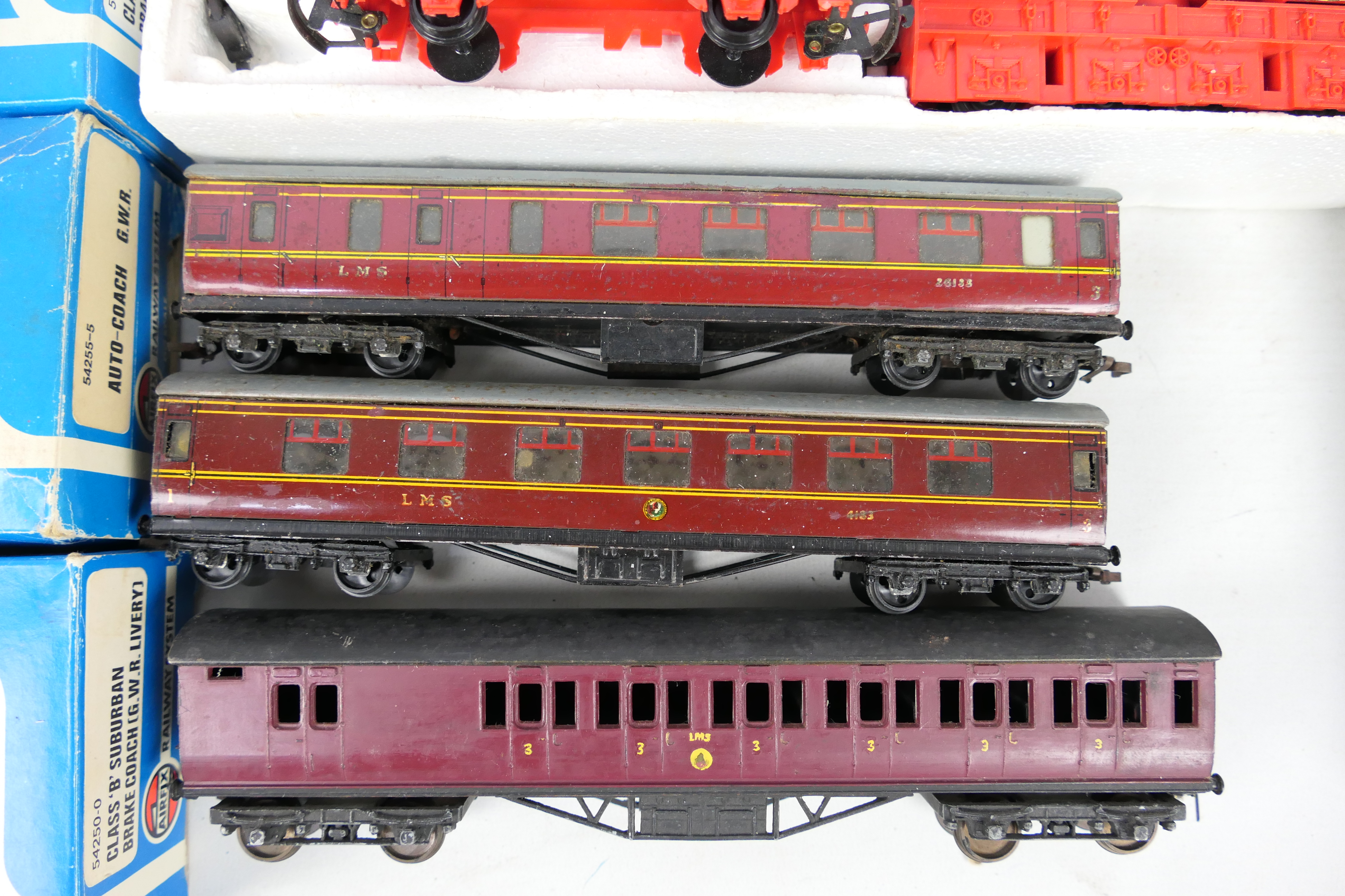 Hornby - Airfix - Triang - A rake of mainly boxed OO gauge passenger and freight rolling stock. - Image 2 of 4