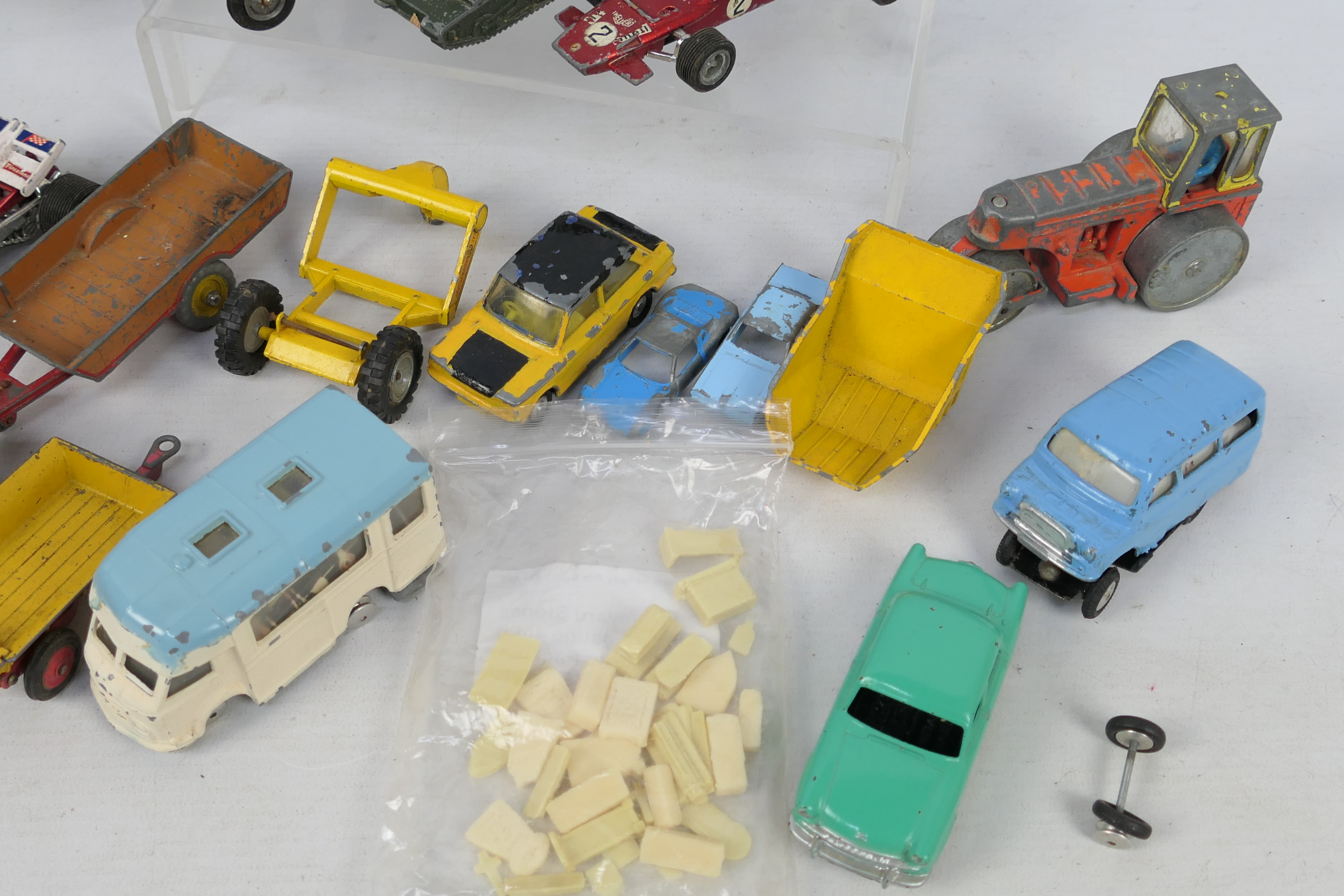 Dinky Toys - Corgi Toys - Matchbox - Marx - Others - An unboxed assembly of playworn diecast - Image 5 of 5